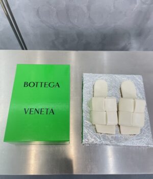 BOTTEGA VENETA Slides