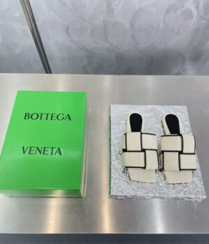 BOTTEGA VENETA Slides