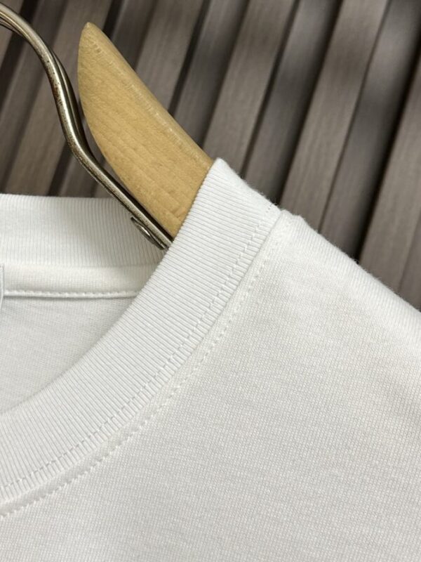 CHANEL T-Shirt - Image 9