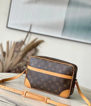 LV Messenger Bag M51274