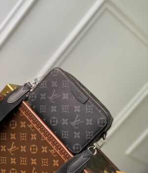 Louis Vuitton Messenger Bag