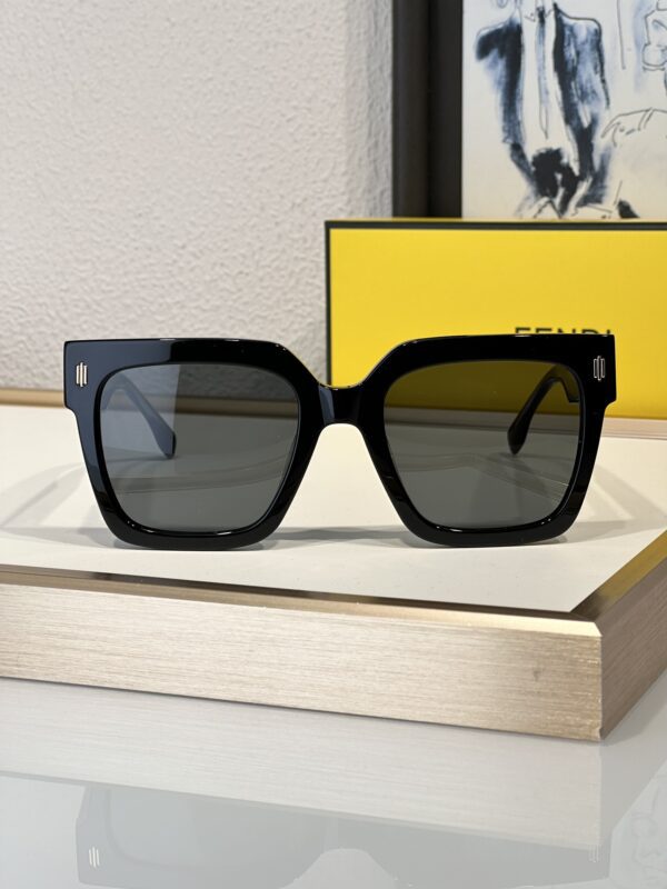 FENDI SUNGLASSES - Image 8