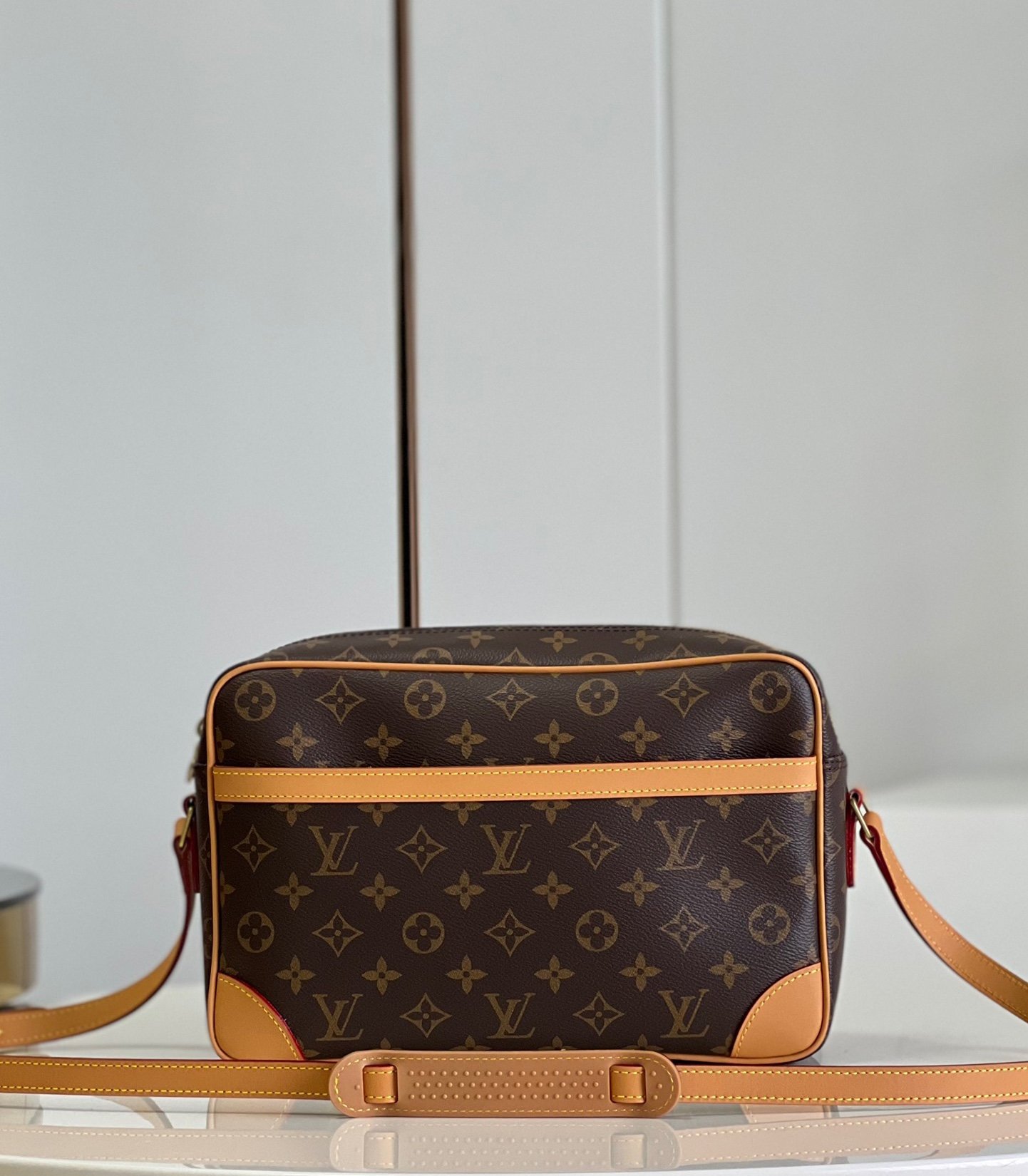 LV BAG (M51272) - Image 2