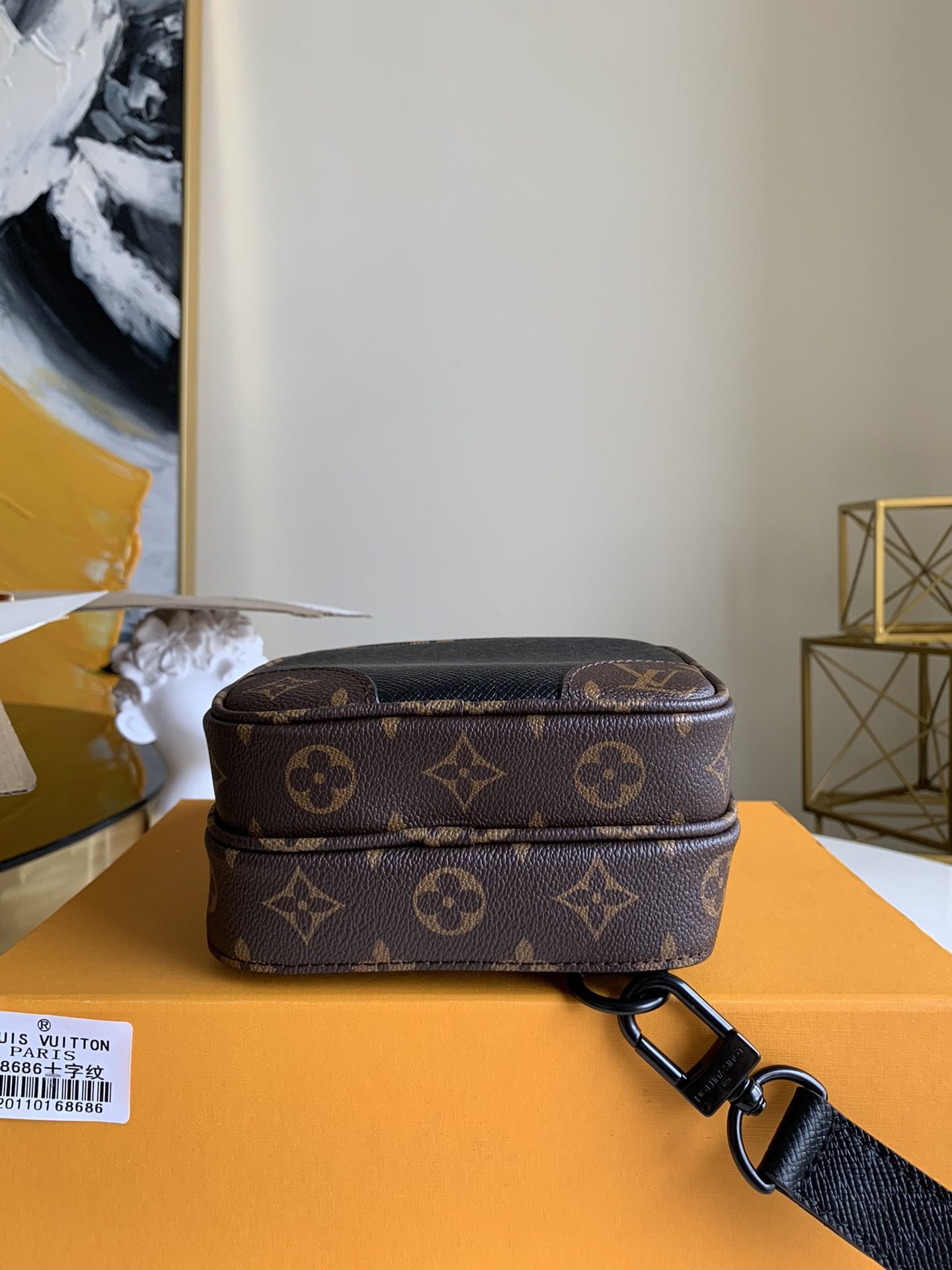 LV BAG (M68686) - Image 7