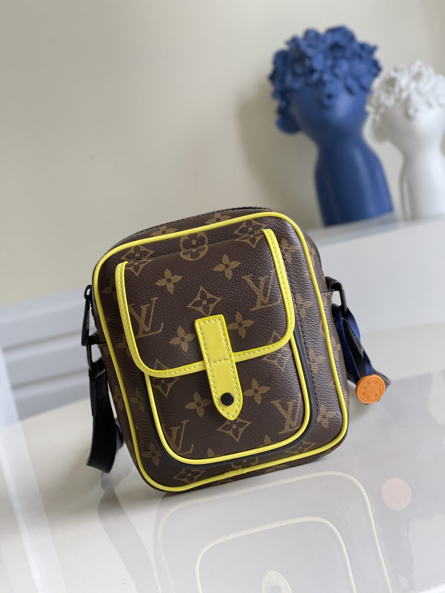 LV BAG (M69404) - Image 2