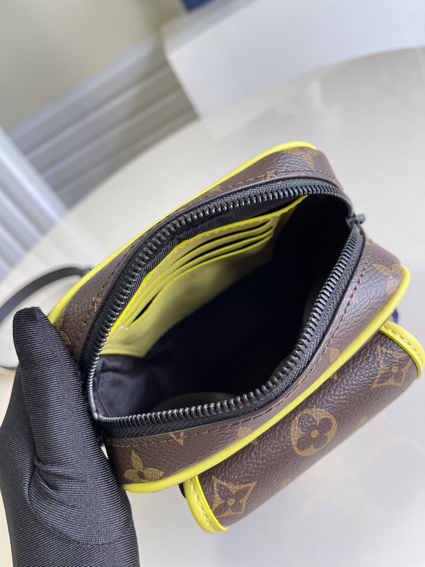 LV BAG (M69404) - Image 7