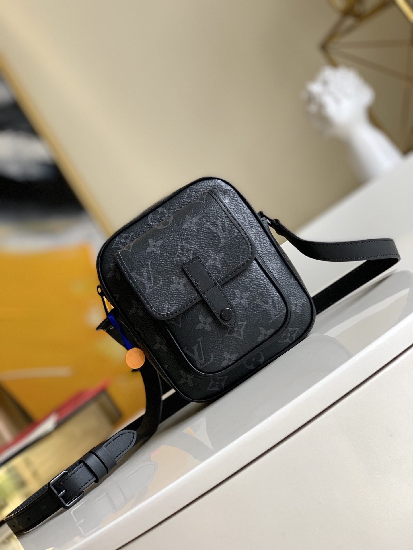 LV BAG (M69404) - Image 2