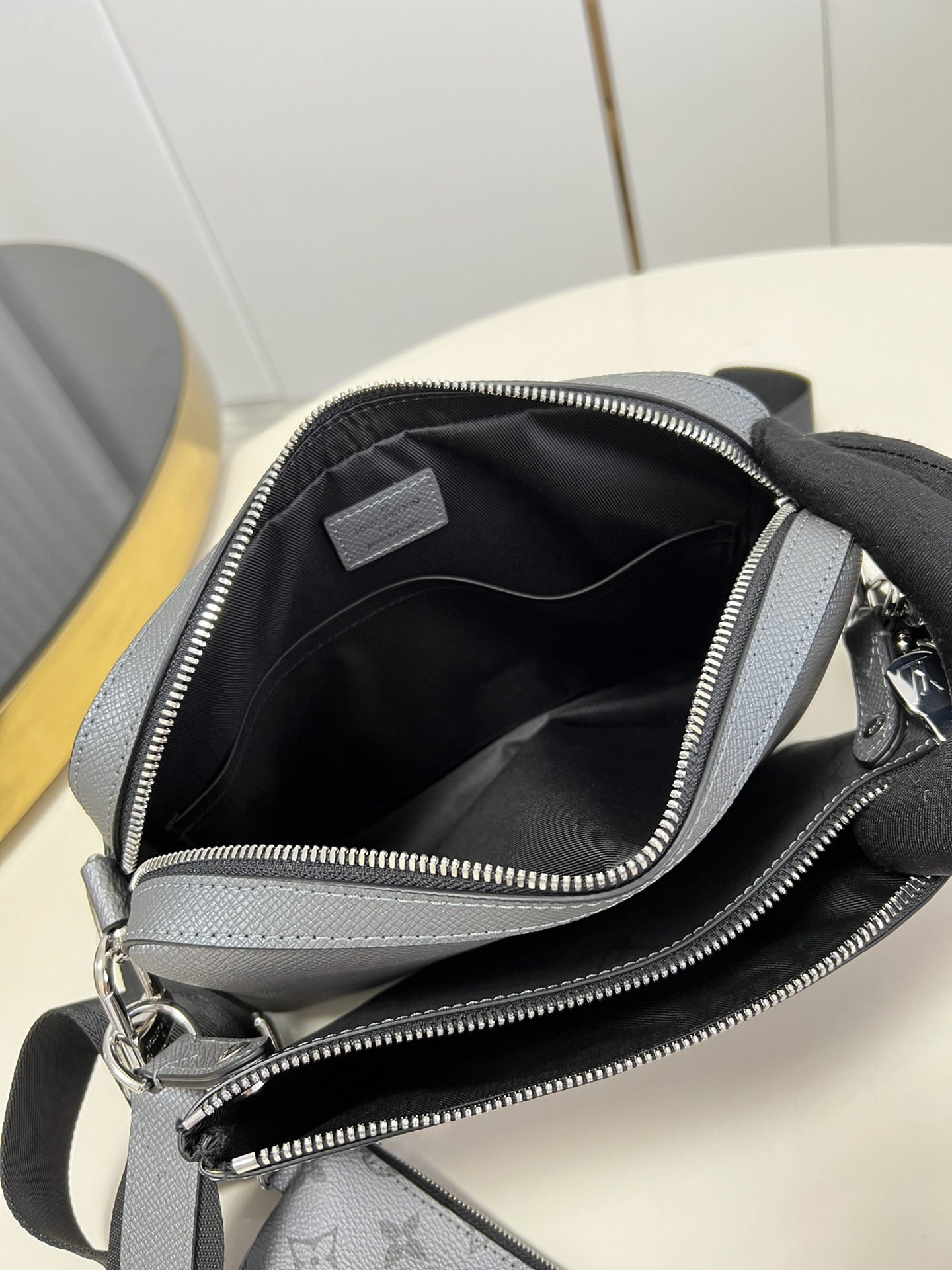 LV BAG (M69443) - Image 7