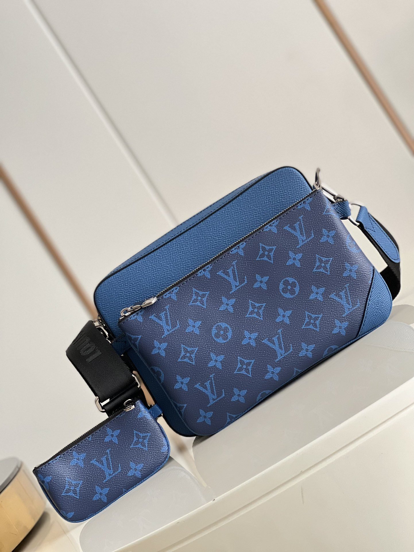 LV BAG (M69443) - Image 3