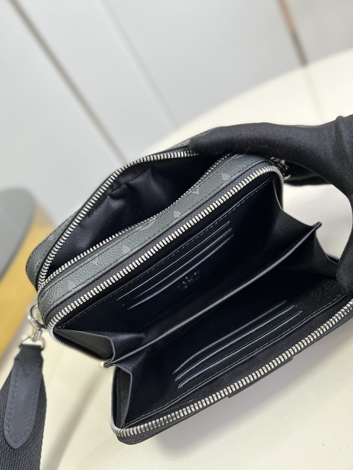 LV BAG (M80741) - Image 7