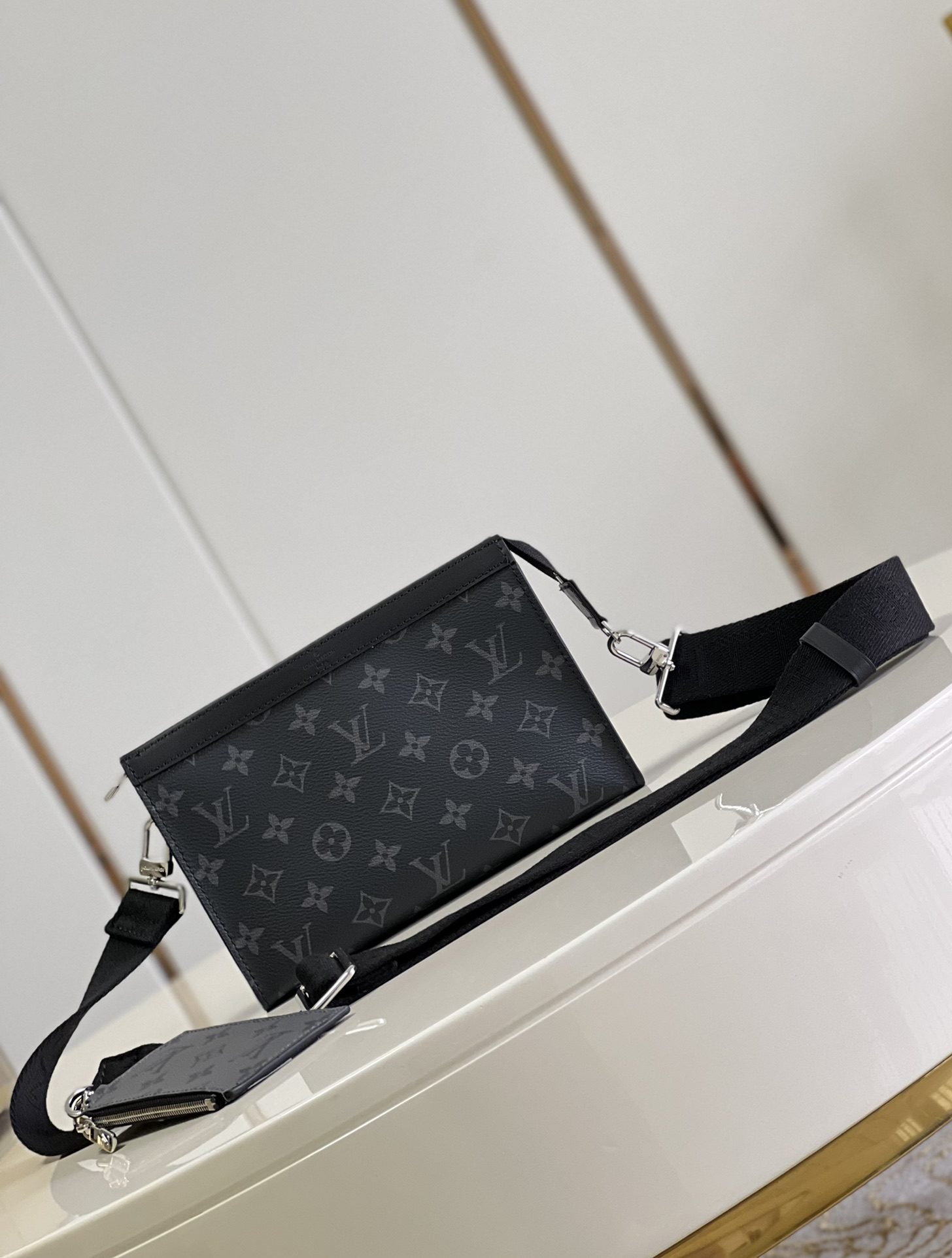 LV BAG (M81018) - Image 2