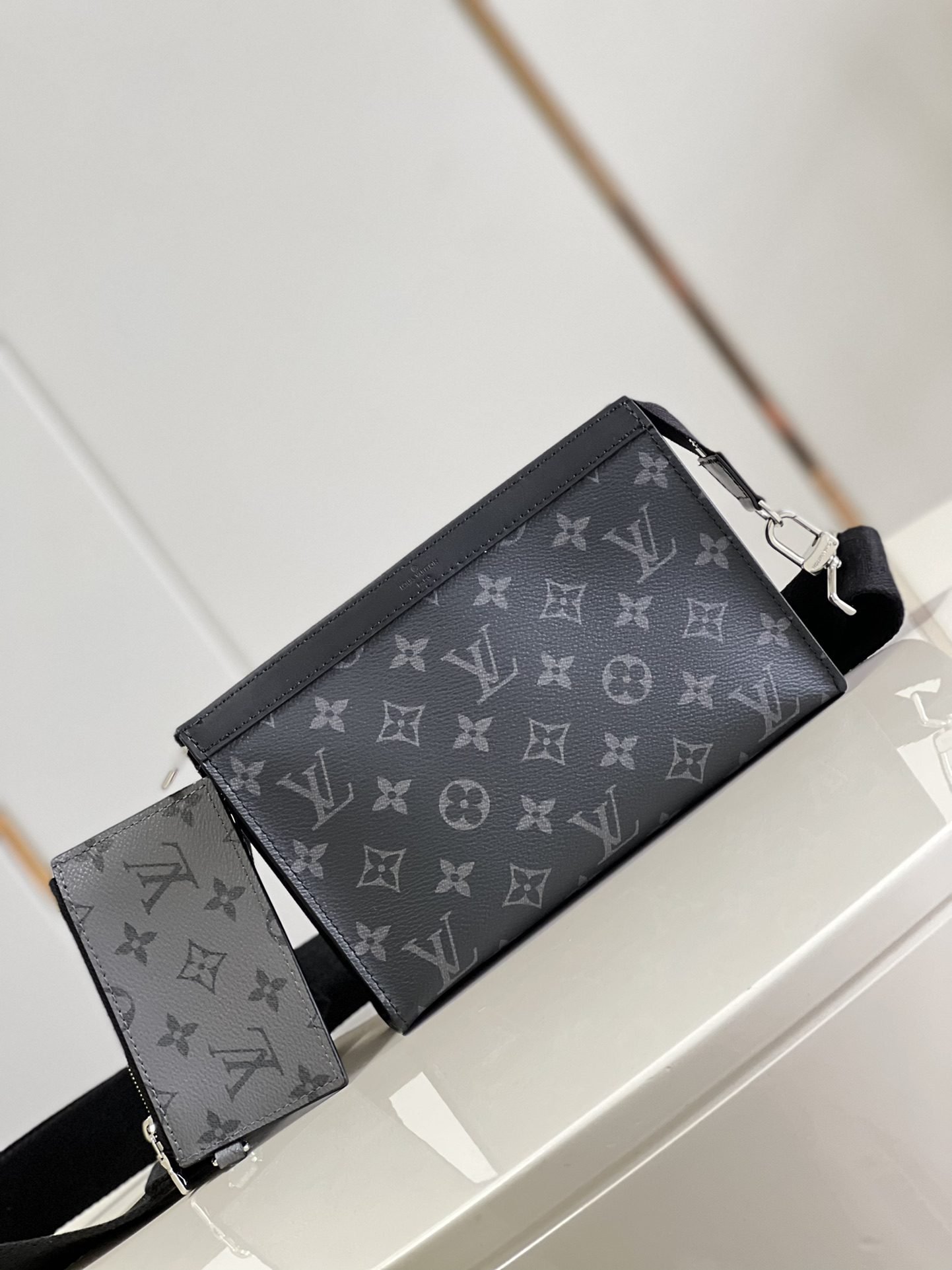 LV BAG (M81018) - Image 3