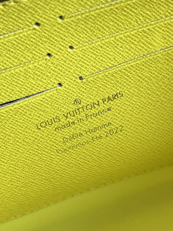LV BAG (M81246) - Image 6