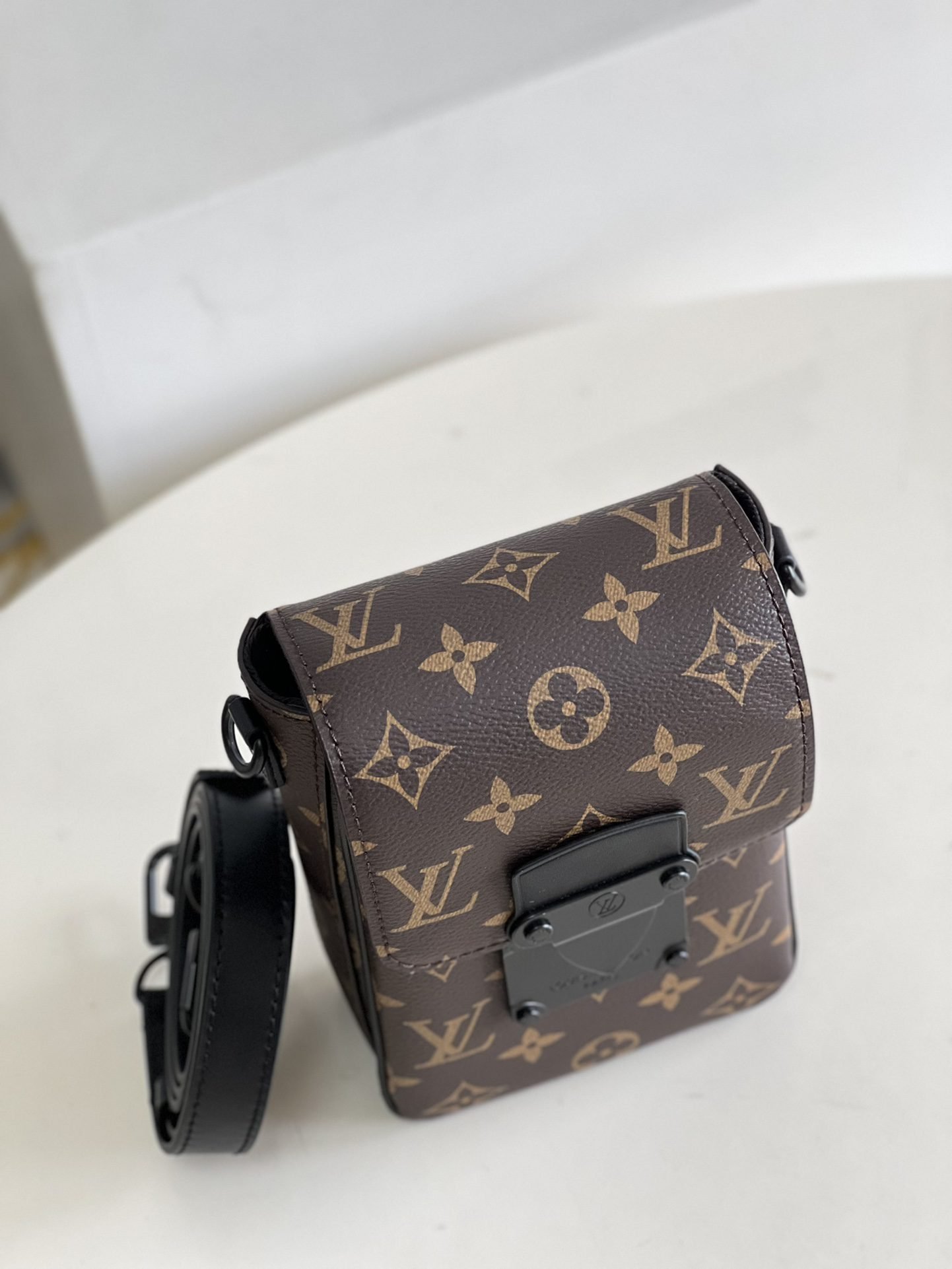 LV BAG (M81522) - Image 3