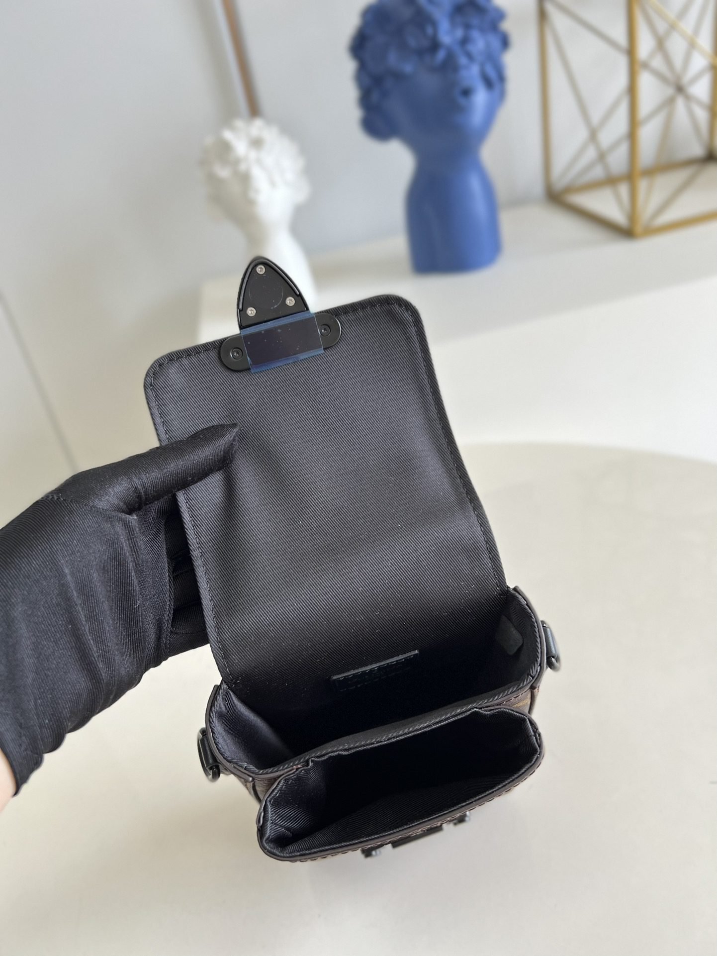 LV BAG (M81522) - Image 7