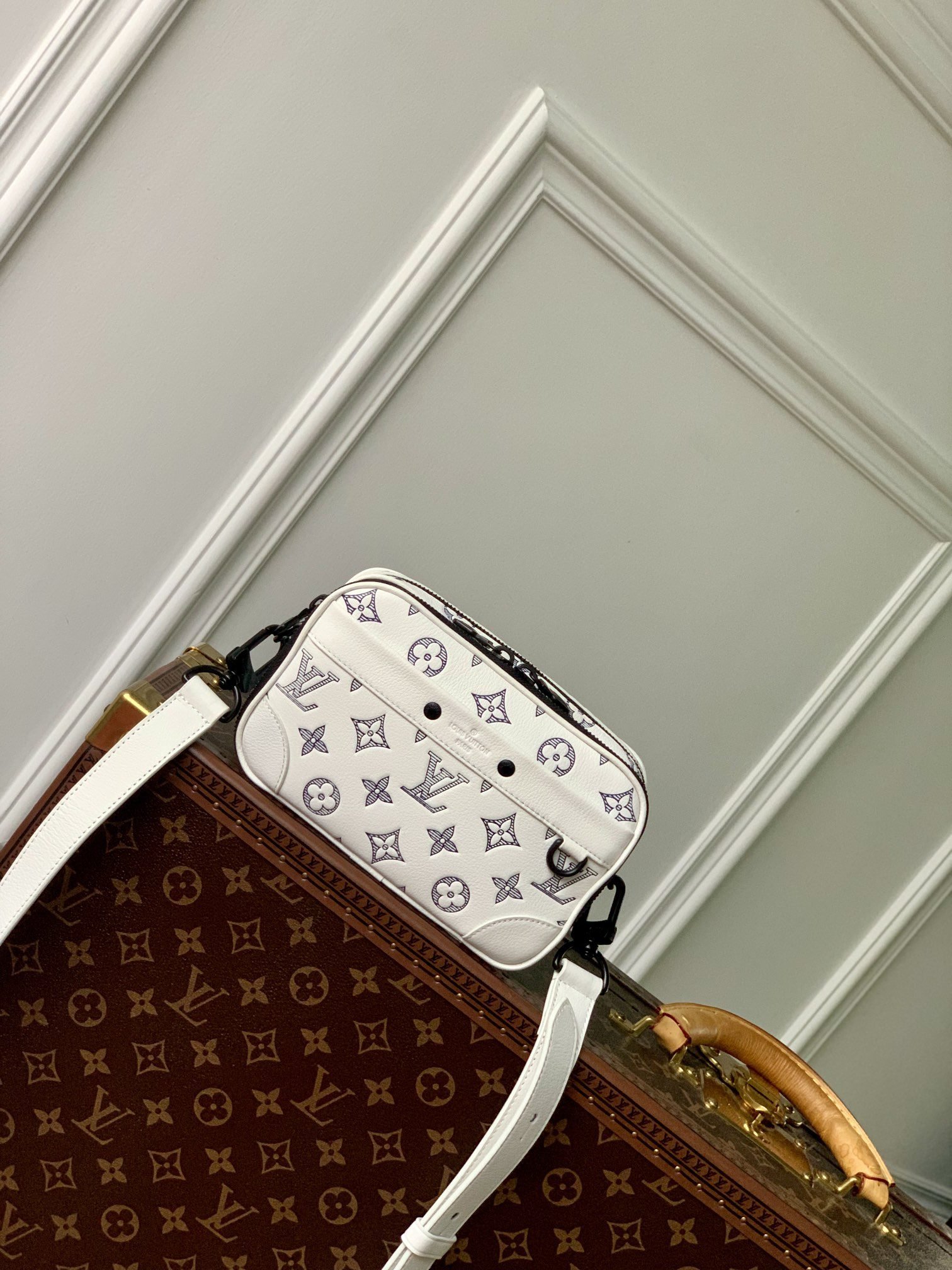 LV BAG (M83383) - Image 2