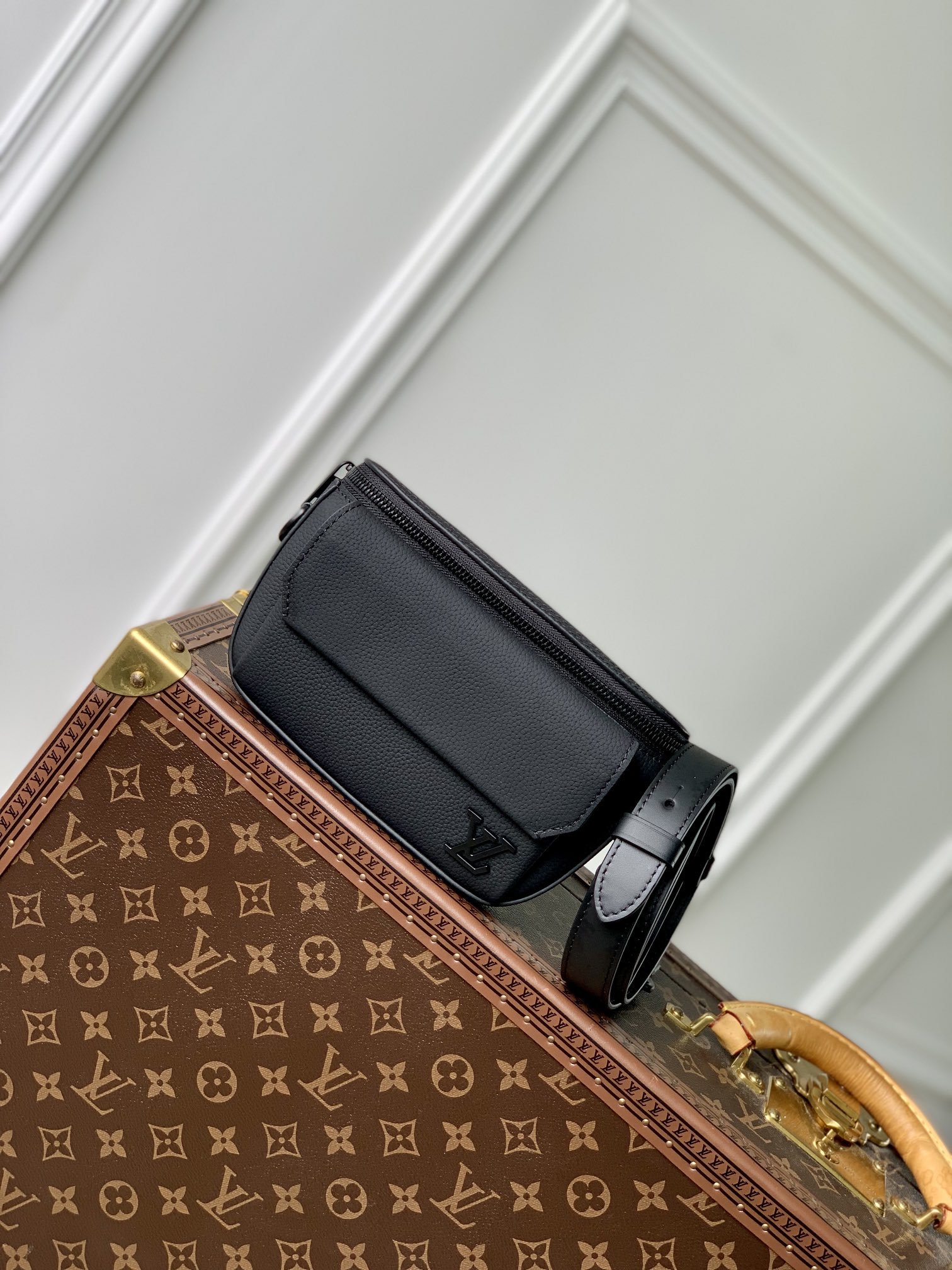 LV BAG (M83563) - Image 2