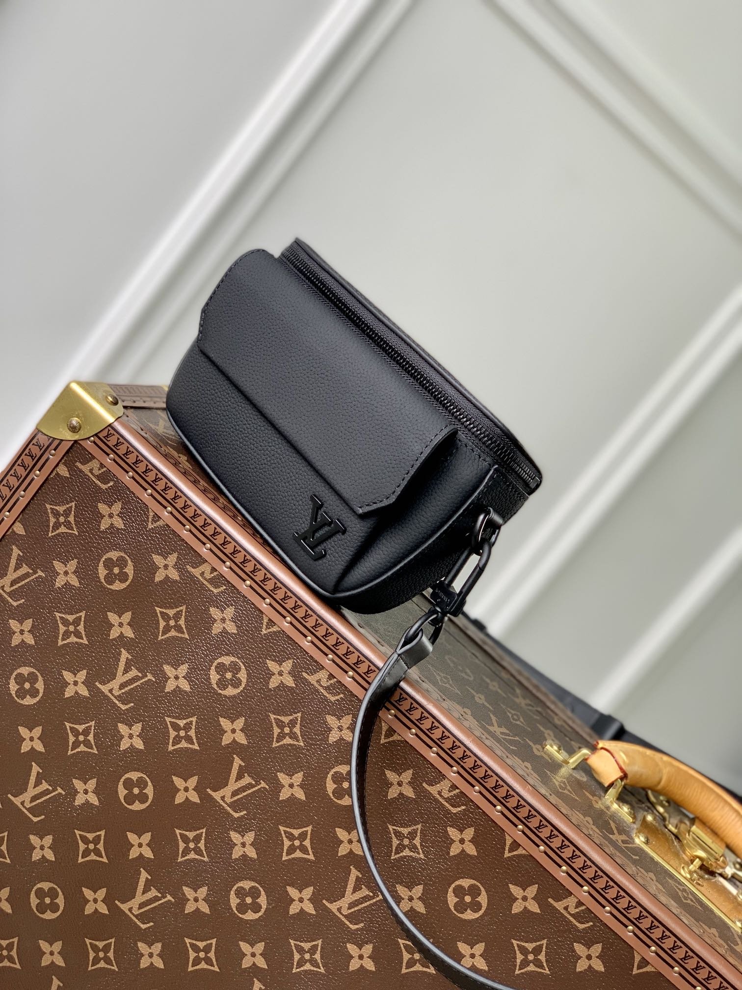 LV BAG (M83563) - Image 3