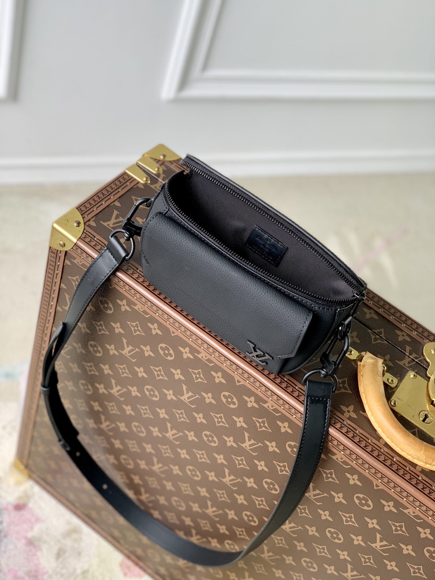 LV BAG (M83563) - Image 5