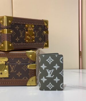 LV CARD HOLDER