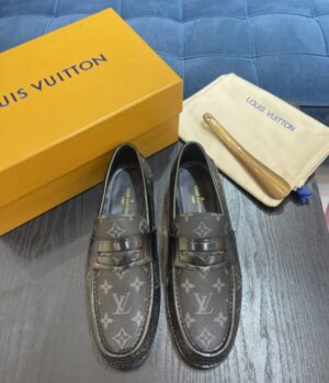 LV LOAFER