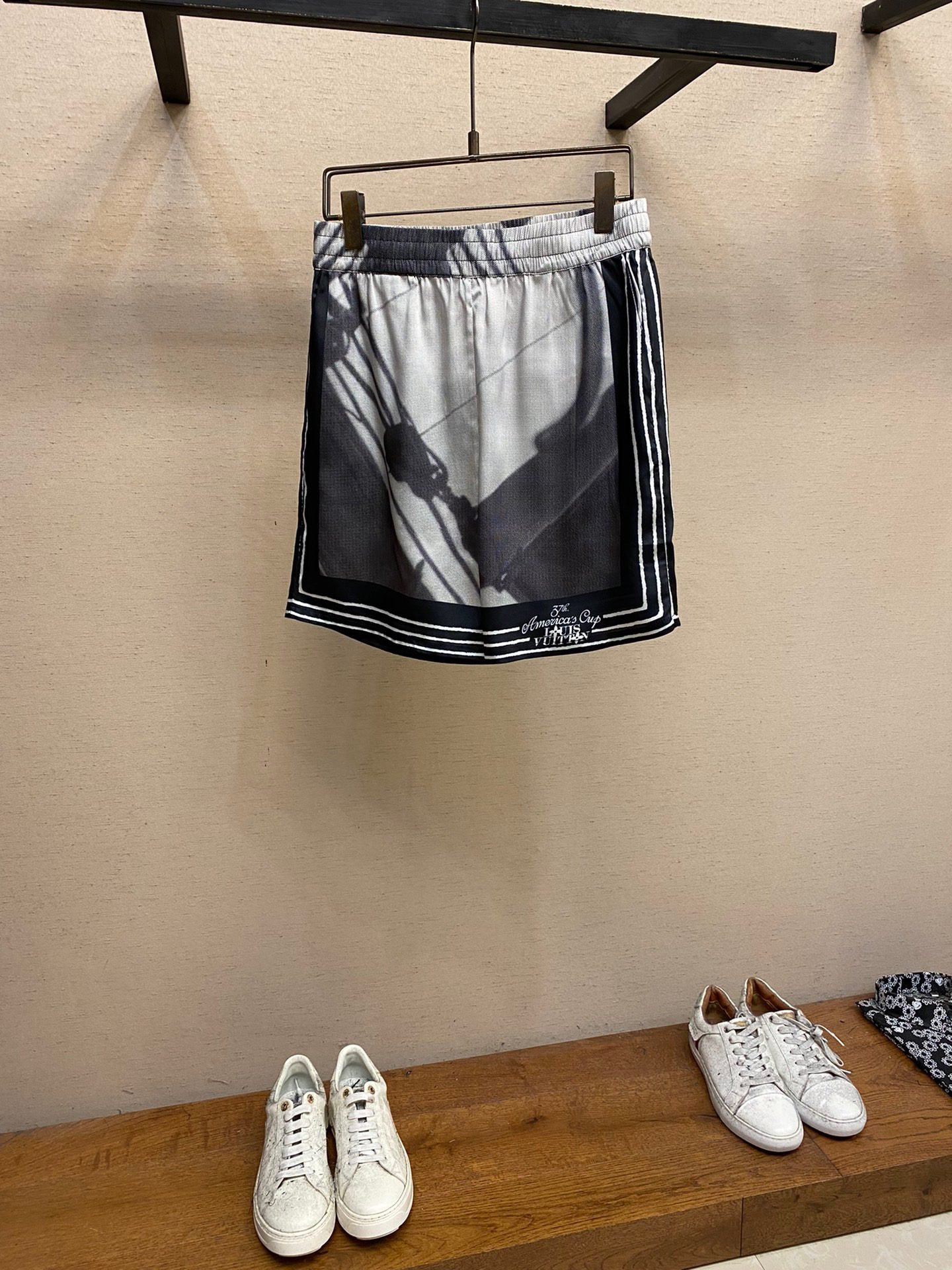 LV SHORTS - Image 2