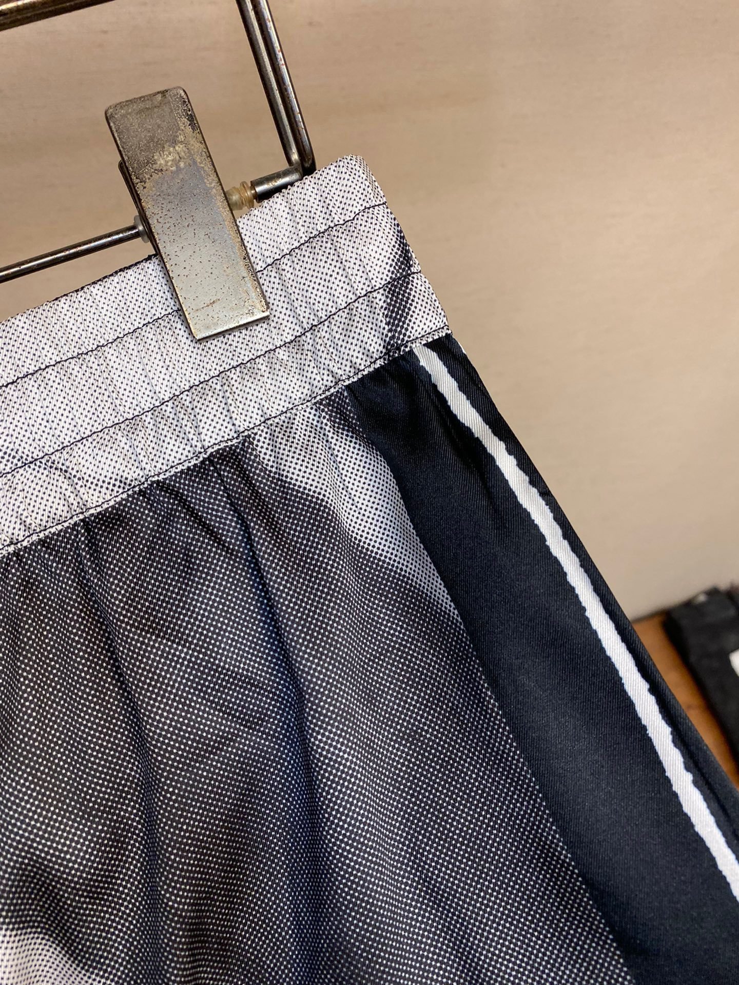 LV SHORTS - Image 5
