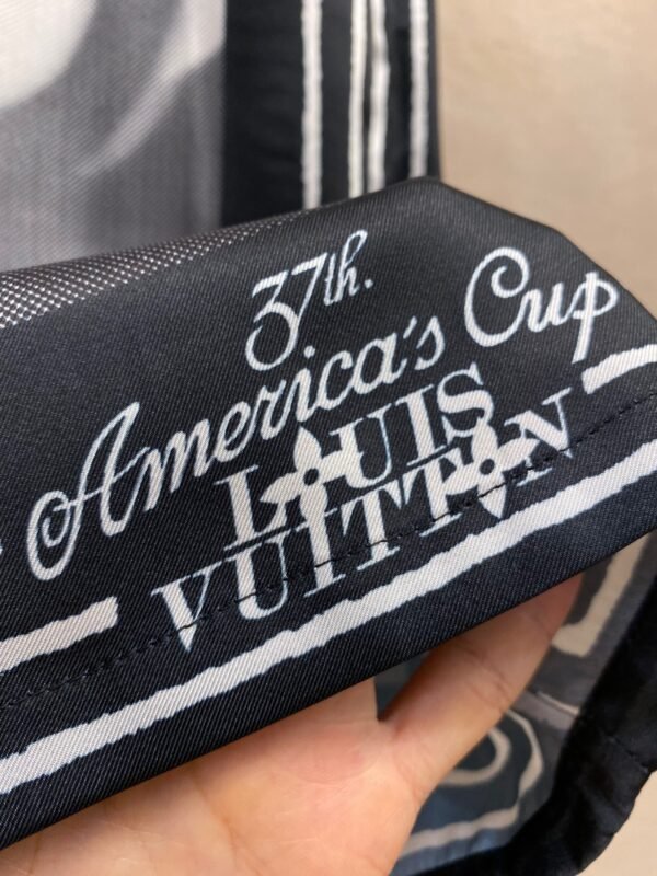 LV SHORTS - Image 8