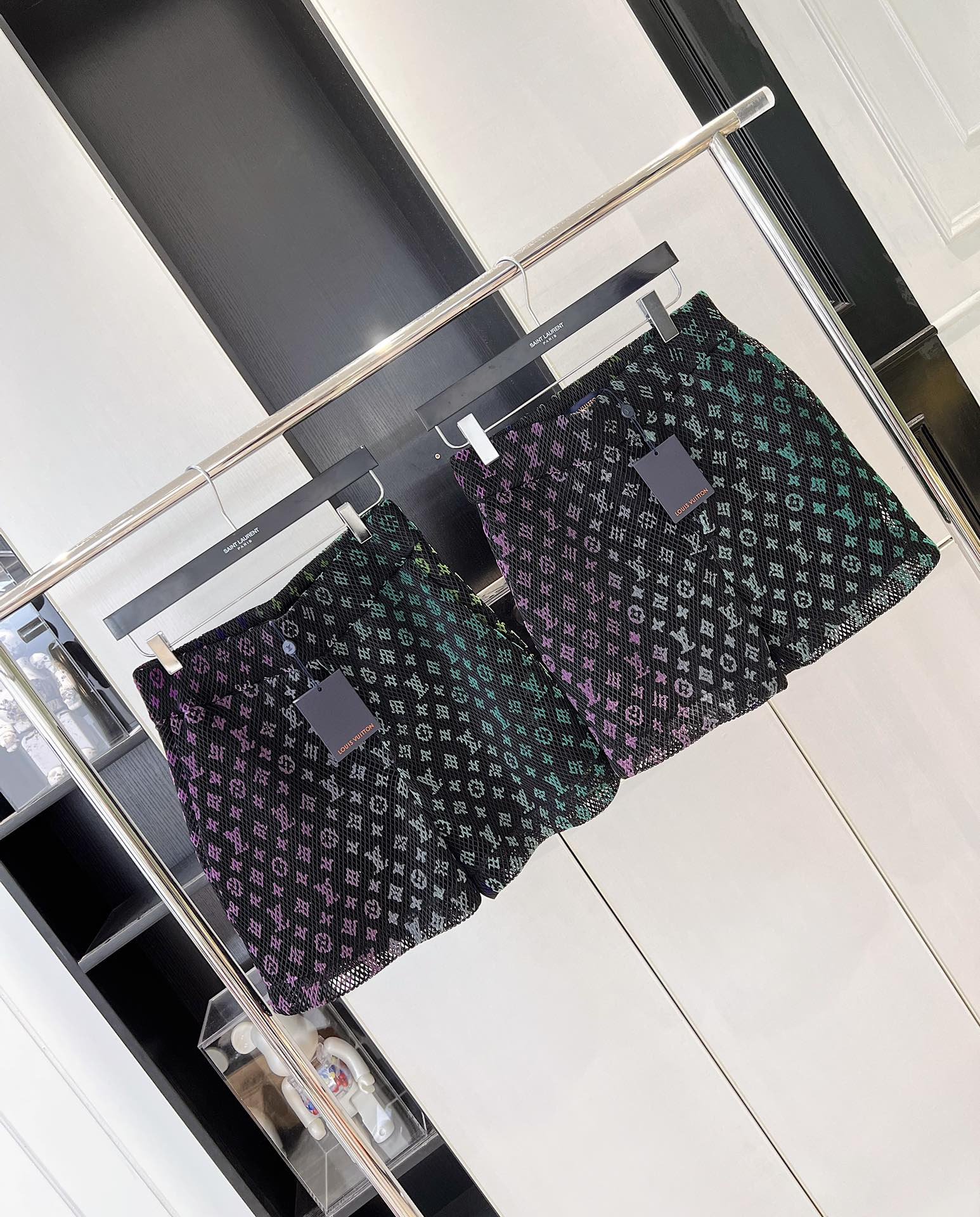 LV SHORTS - Image 2