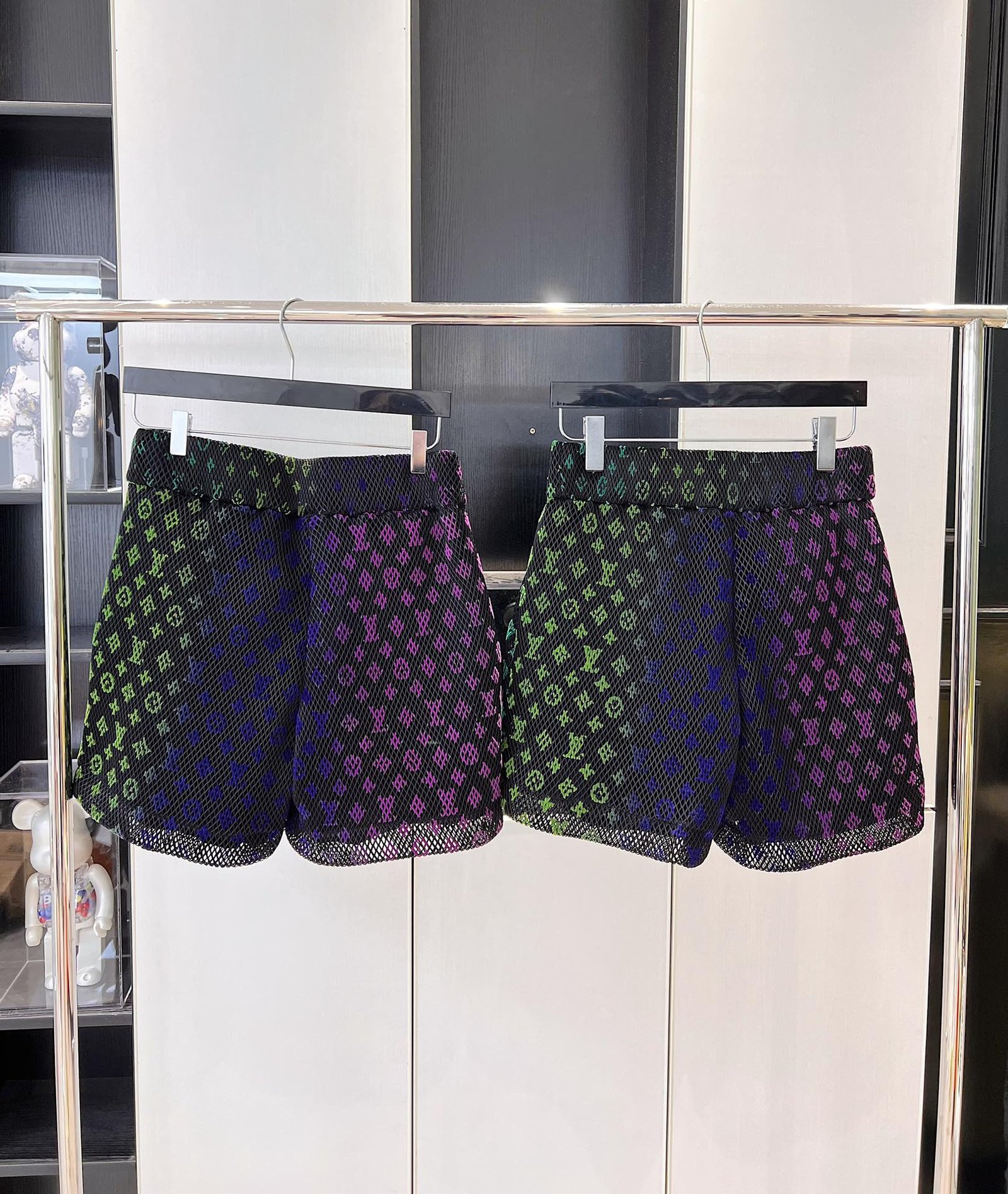 LV SHORTS - Image 3