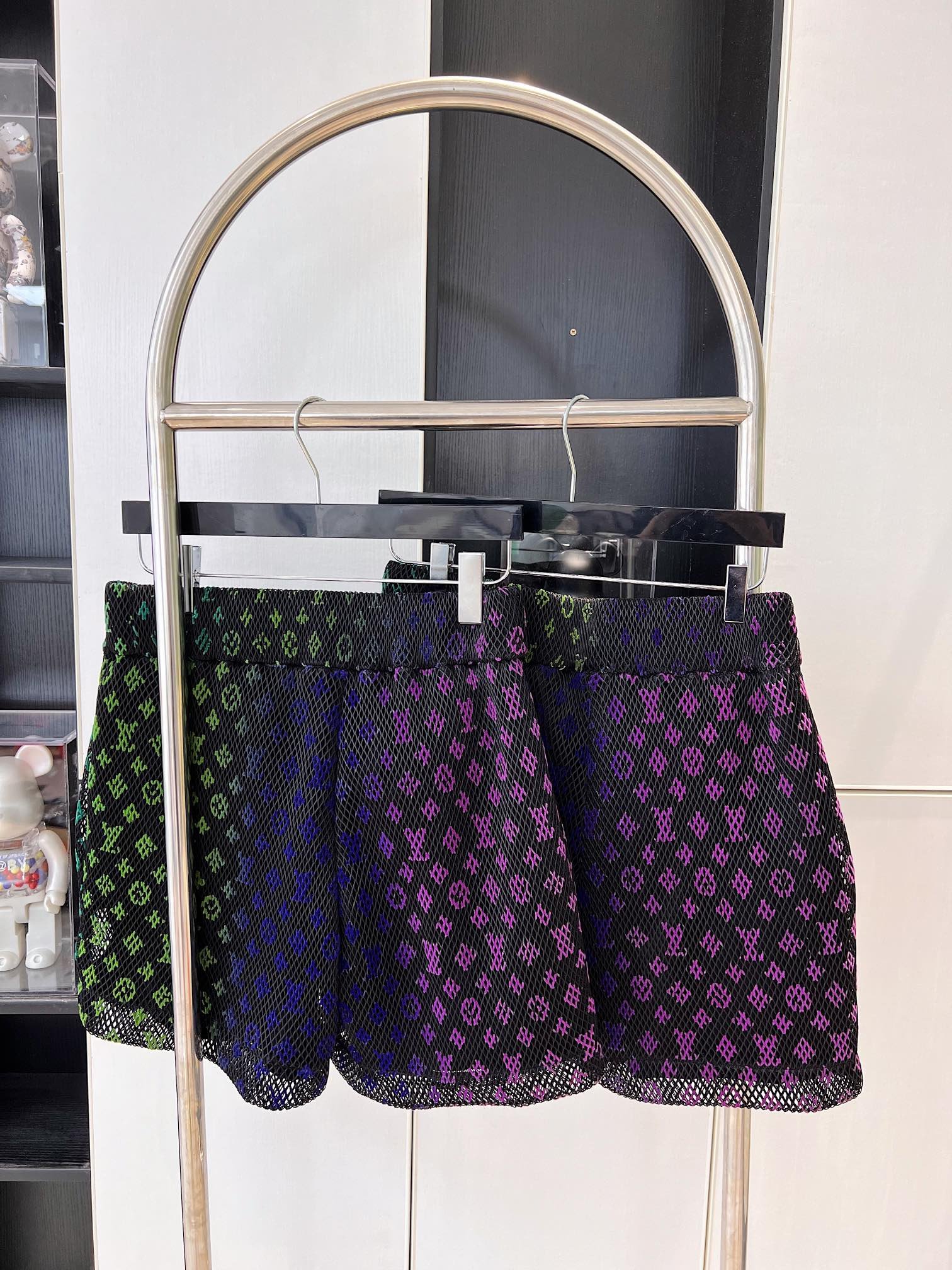 LV SHORTS - Image 5