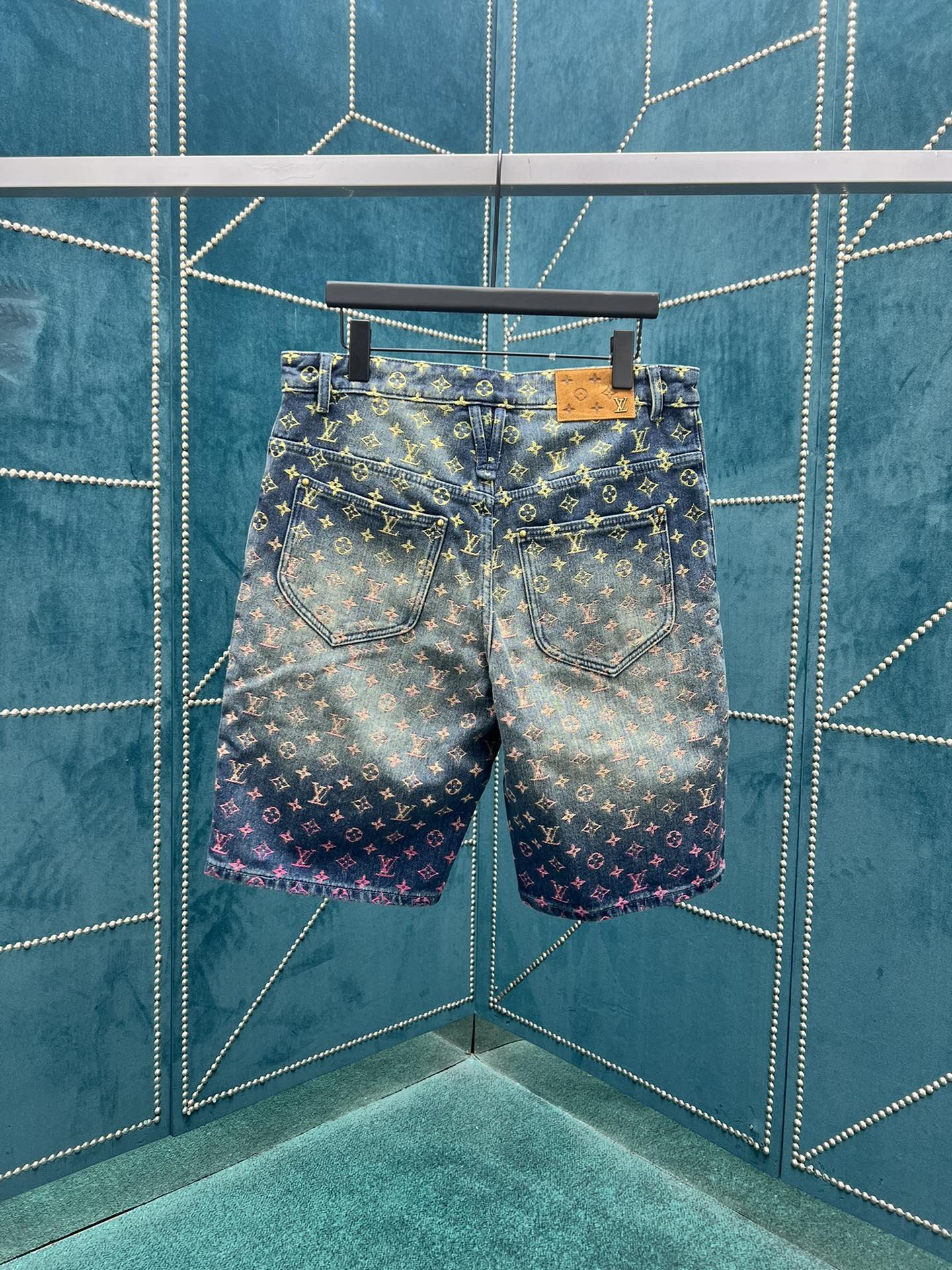 LV SHORTS - Image 3