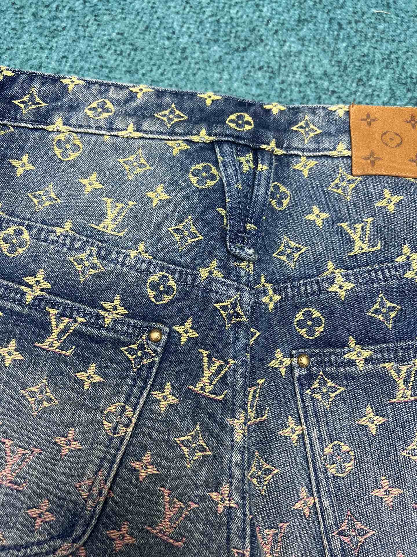 LV SHORTS - Image 7