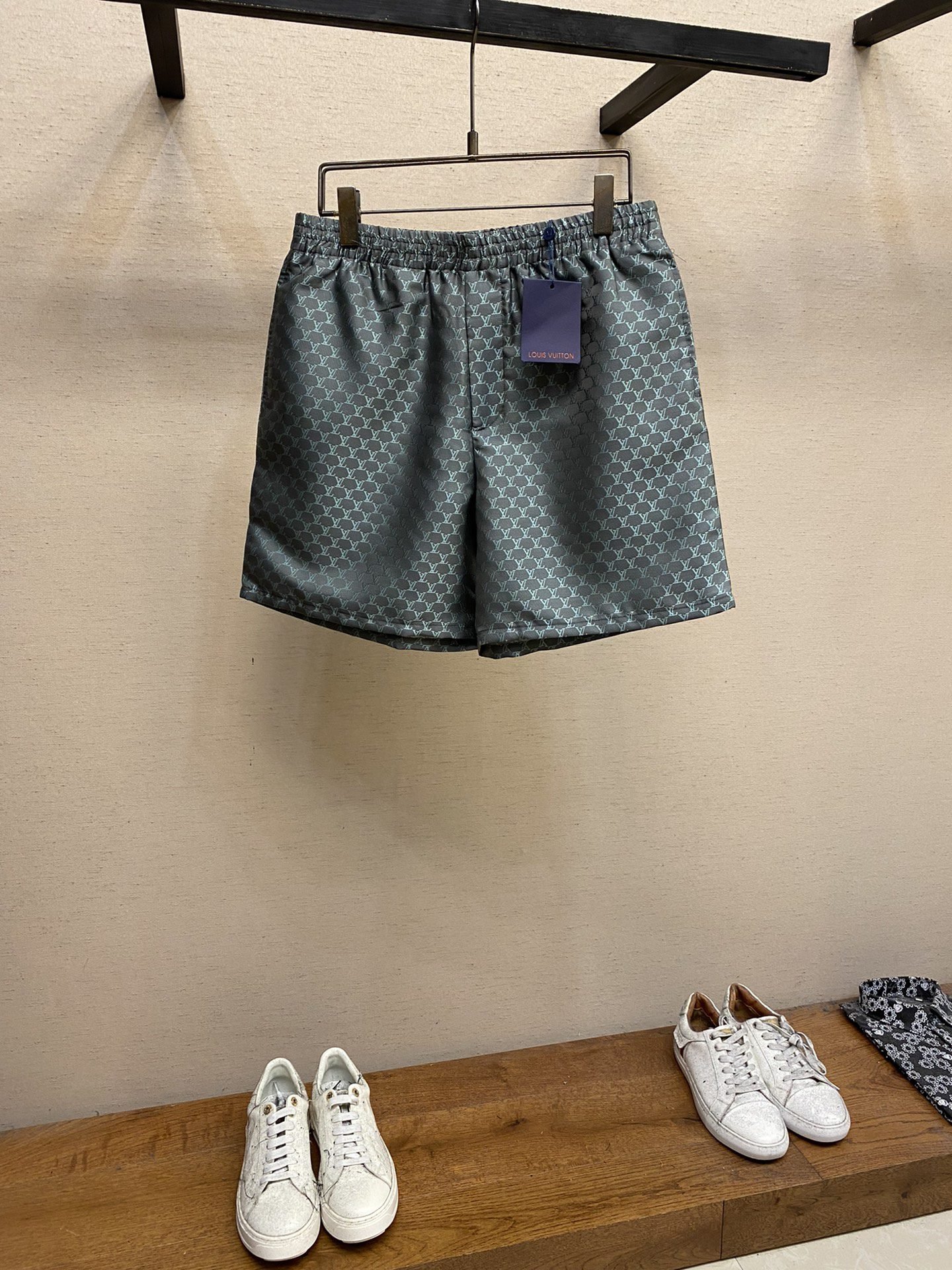 LV SHORTS - Image 2