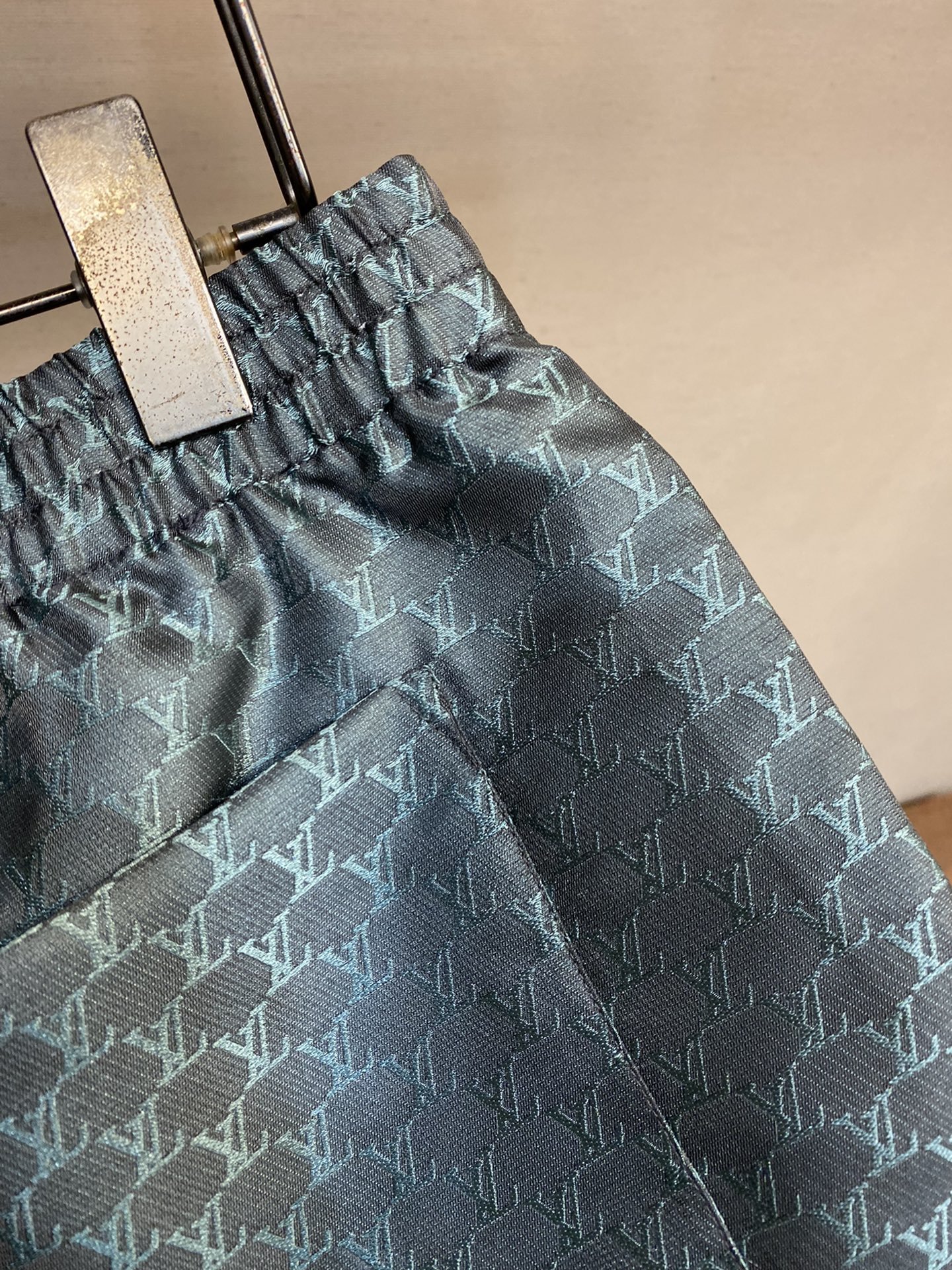 LV SHORTS - Image 5