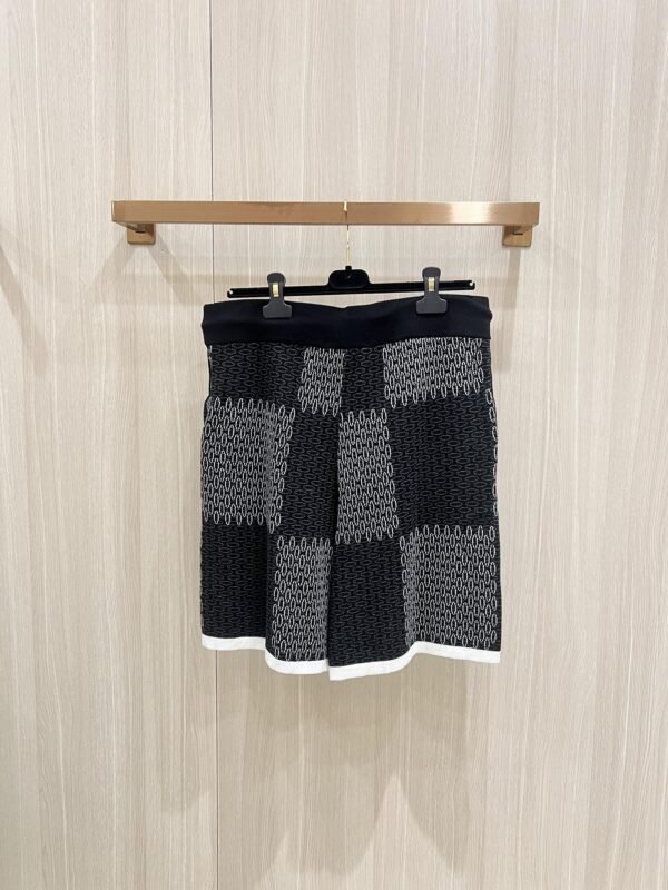 LV SHORTS - Image 4