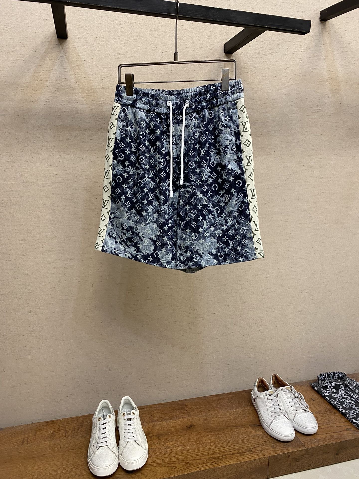 LV SHORTS - Image 2