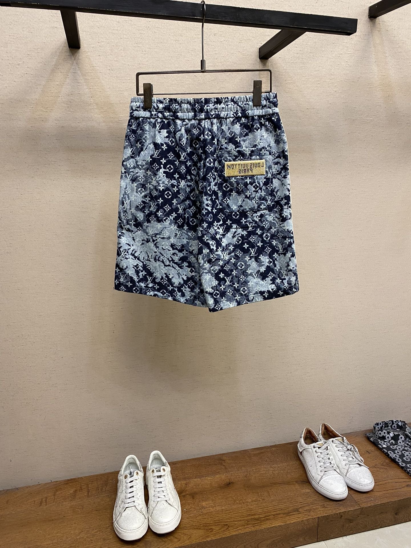 LV SHORTS - Image 3