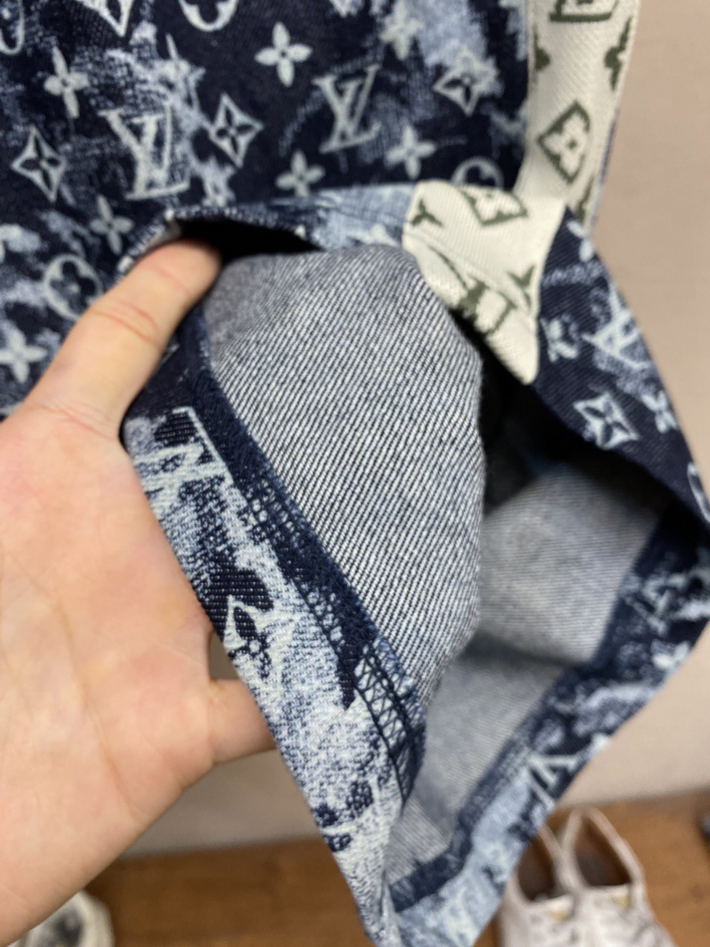 LV SHORTS - Image 7