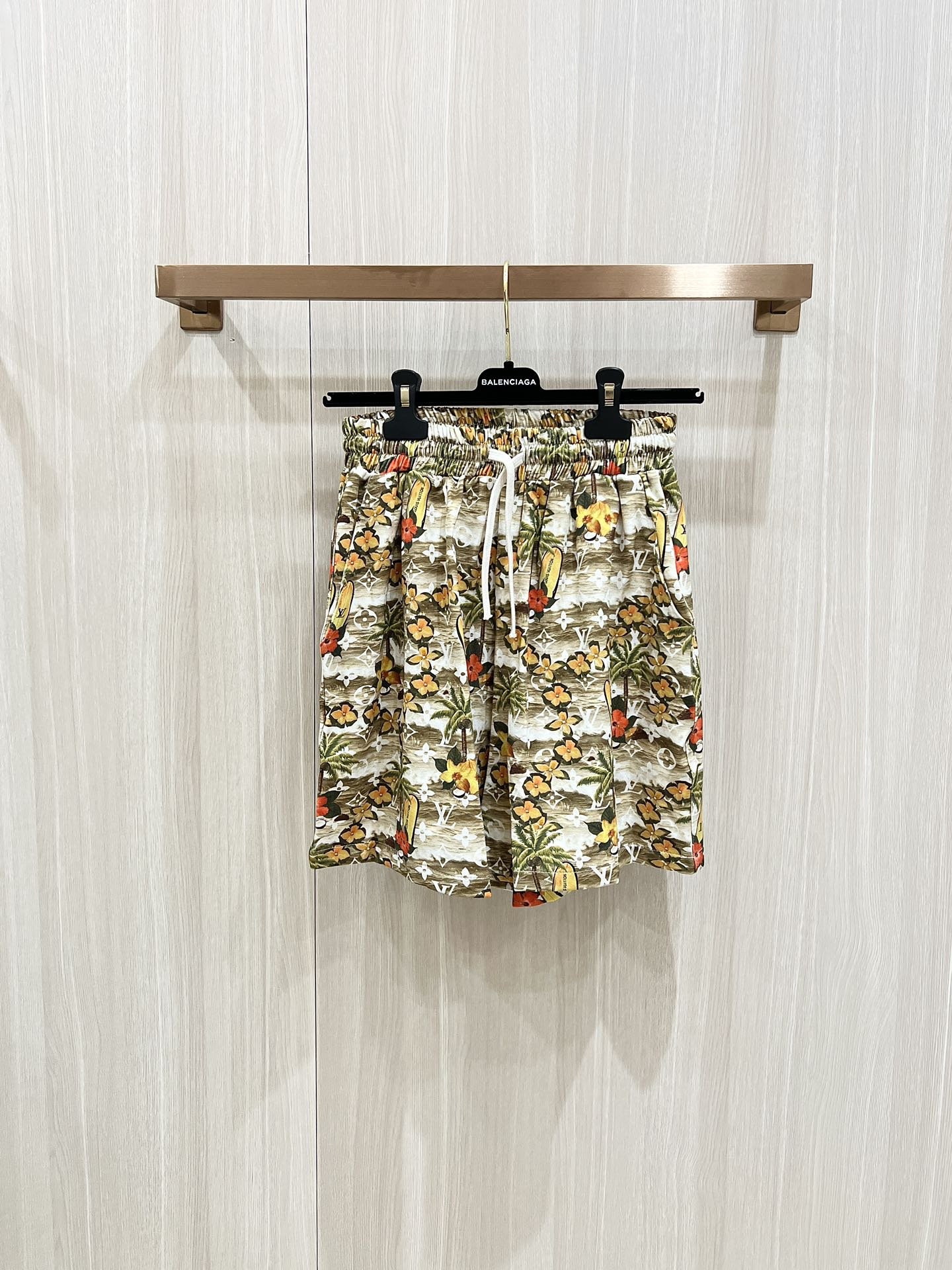 LV SHORTS - Image 2