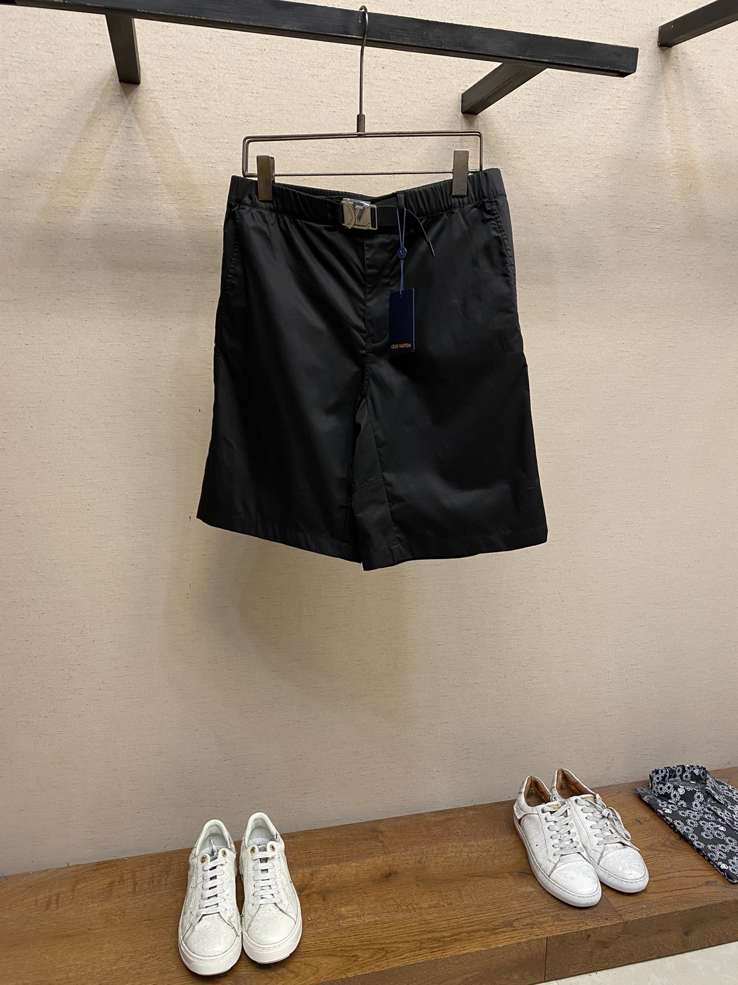 LV SHORTS - Image 2