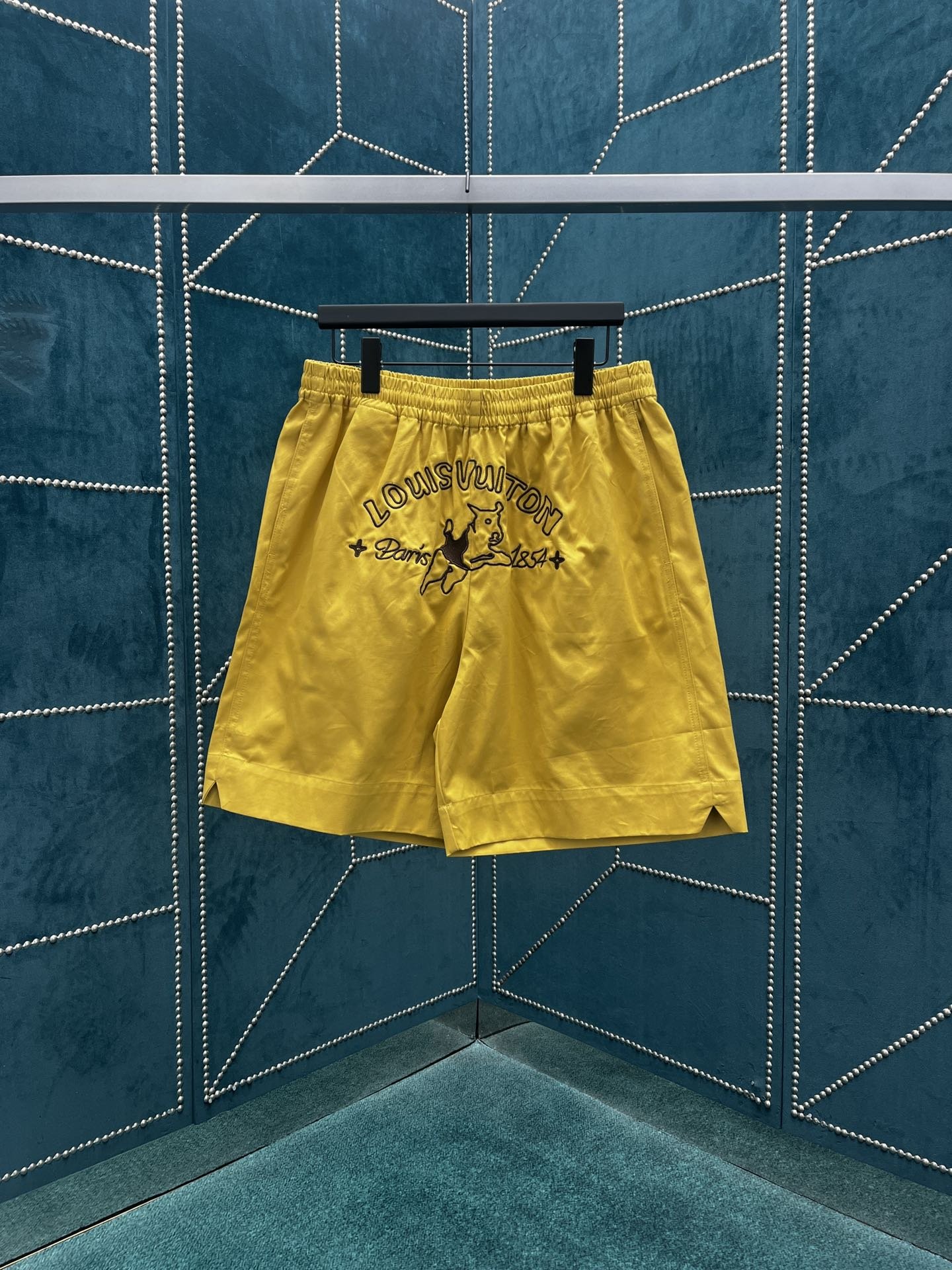LV SHORTS - Image 2