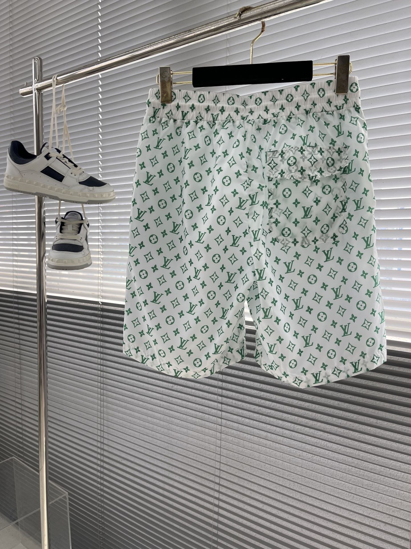 LV SHORTS - Image 5