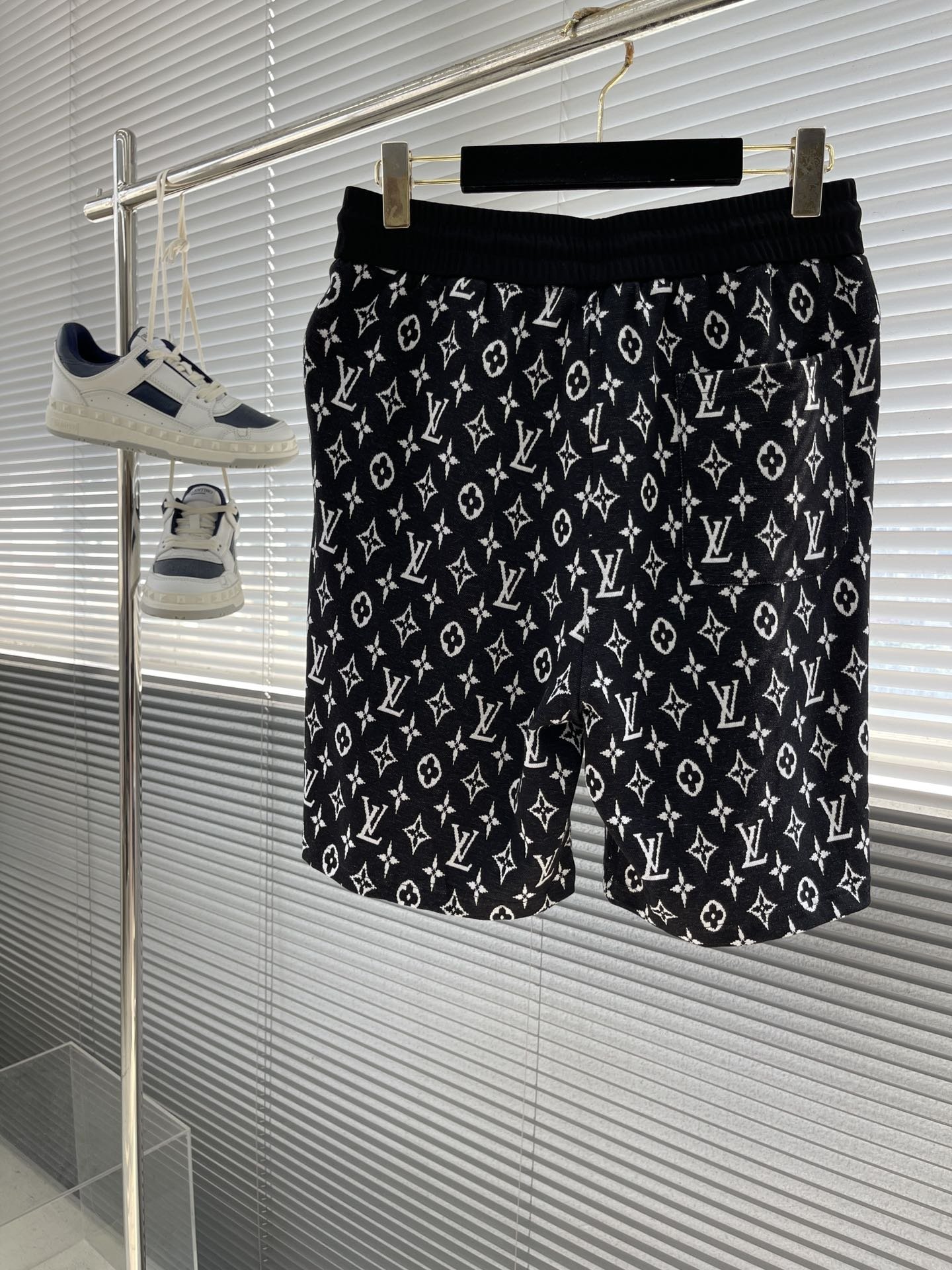 LV SHORTS - Image 5