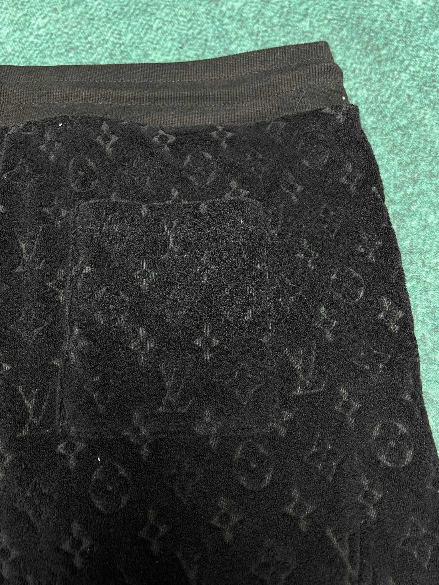 LV SHORTS - Image 7