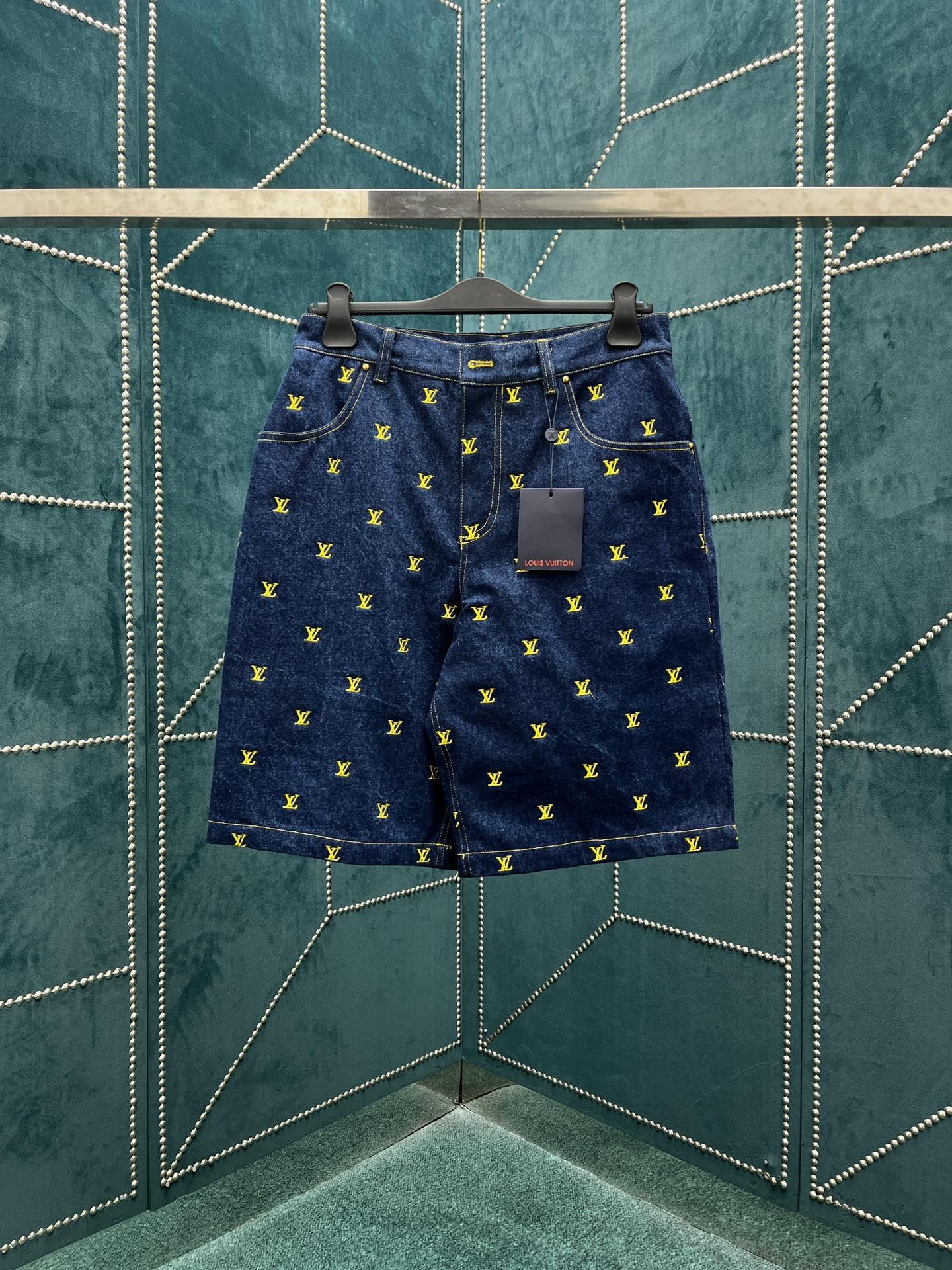 LV SHORTS - Image 2