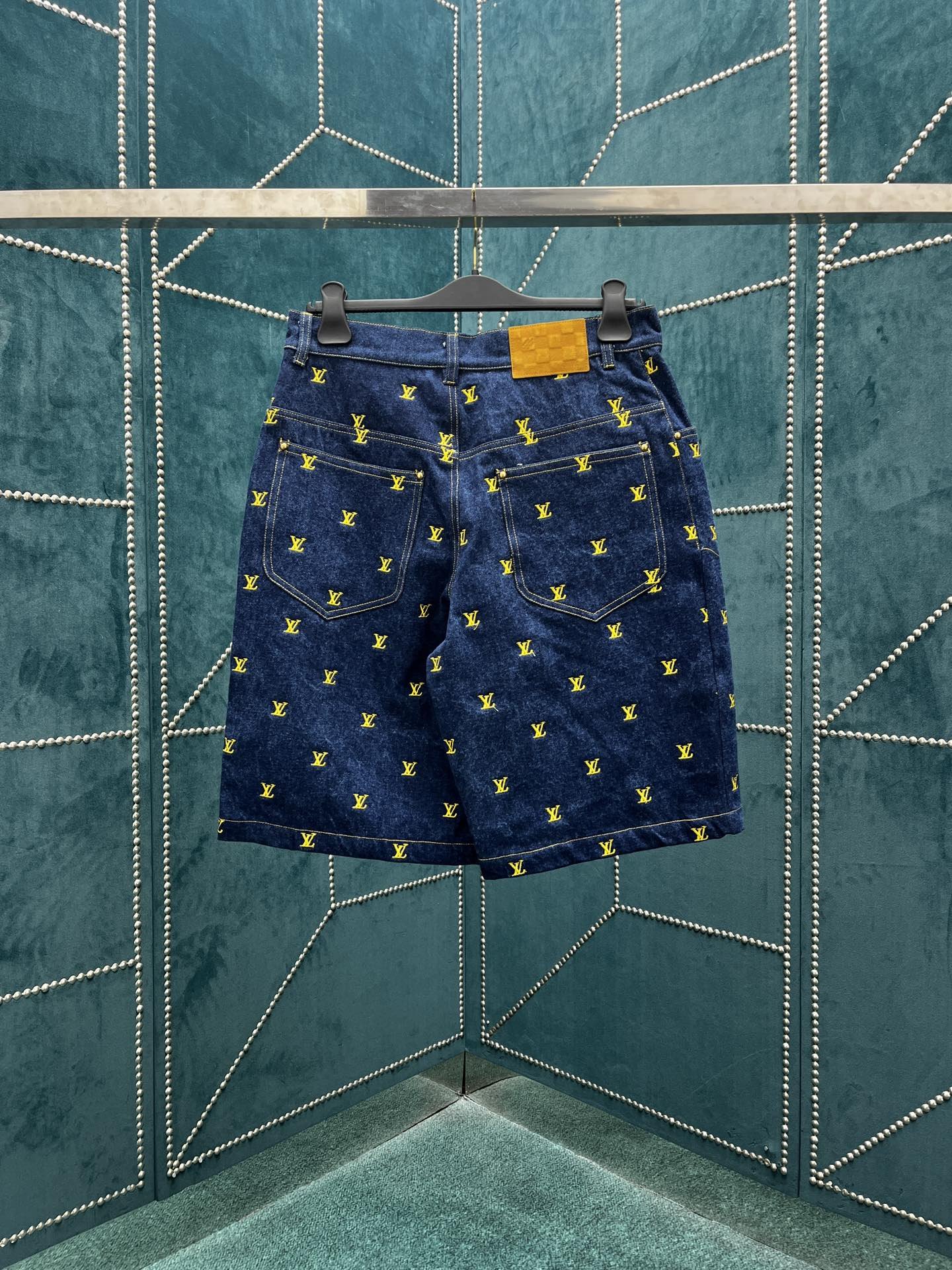 LV SHORTS - Image 3