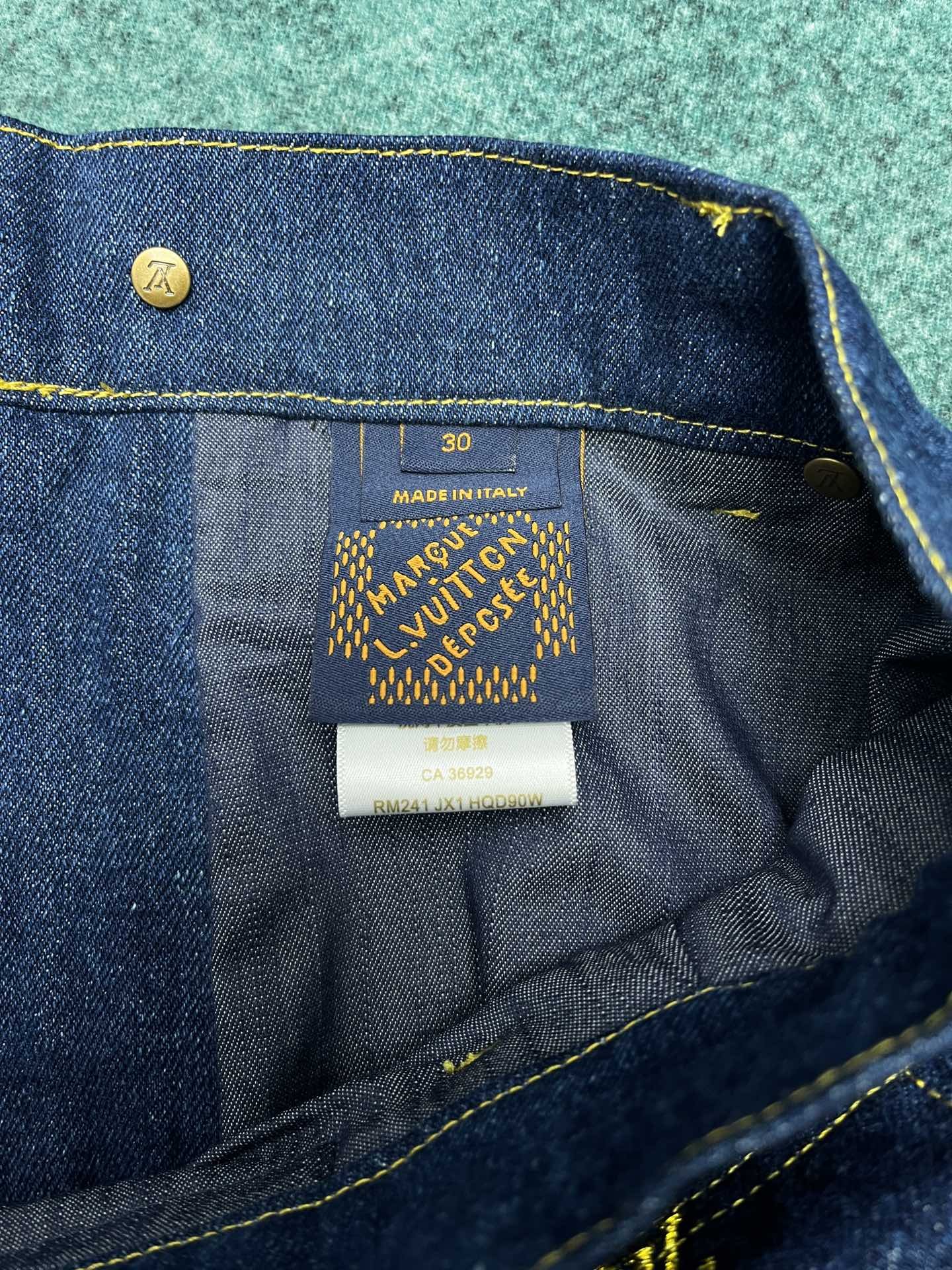 LV SHORTS - Image 7