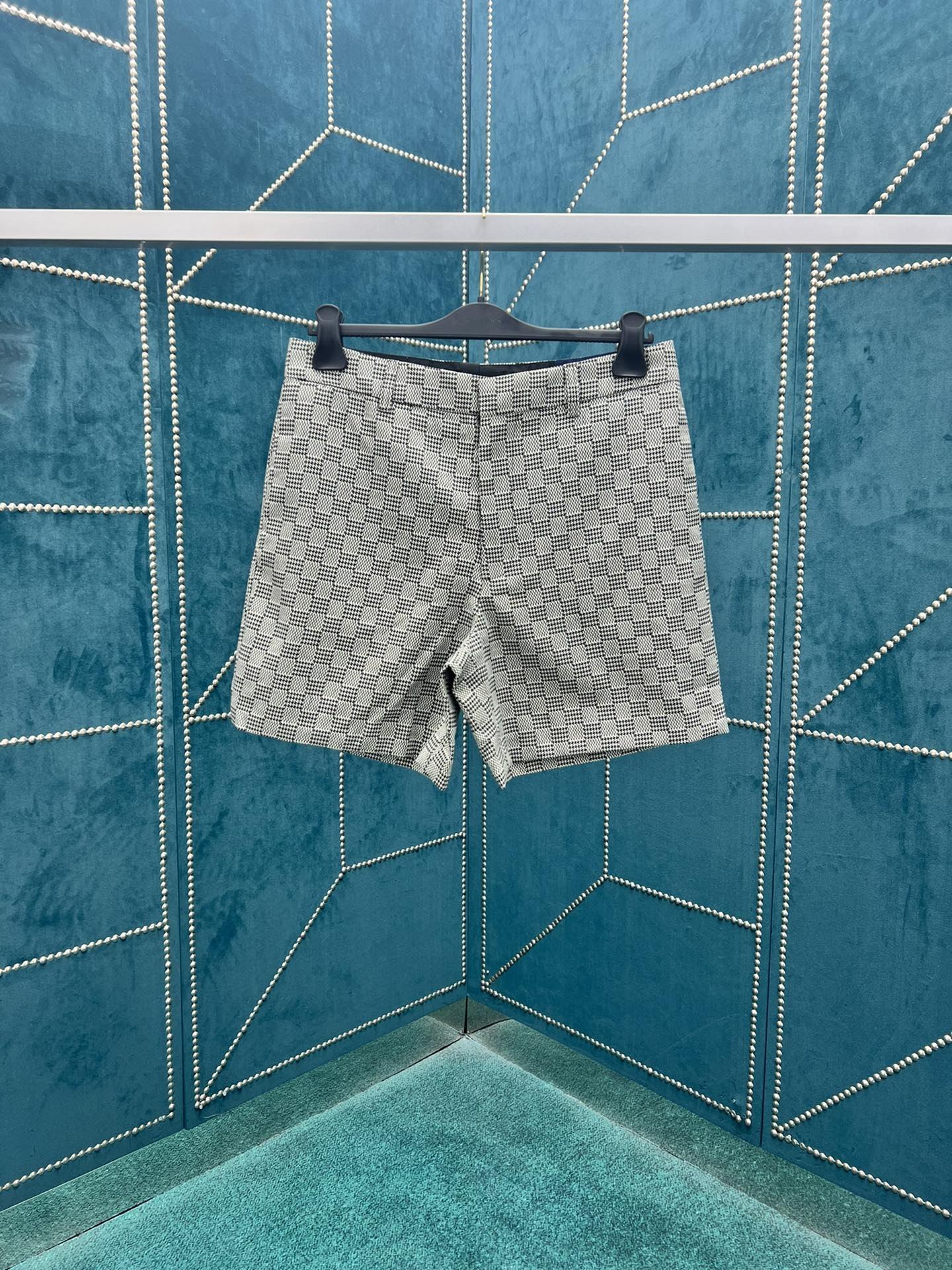 LV SHORTS - Image 2