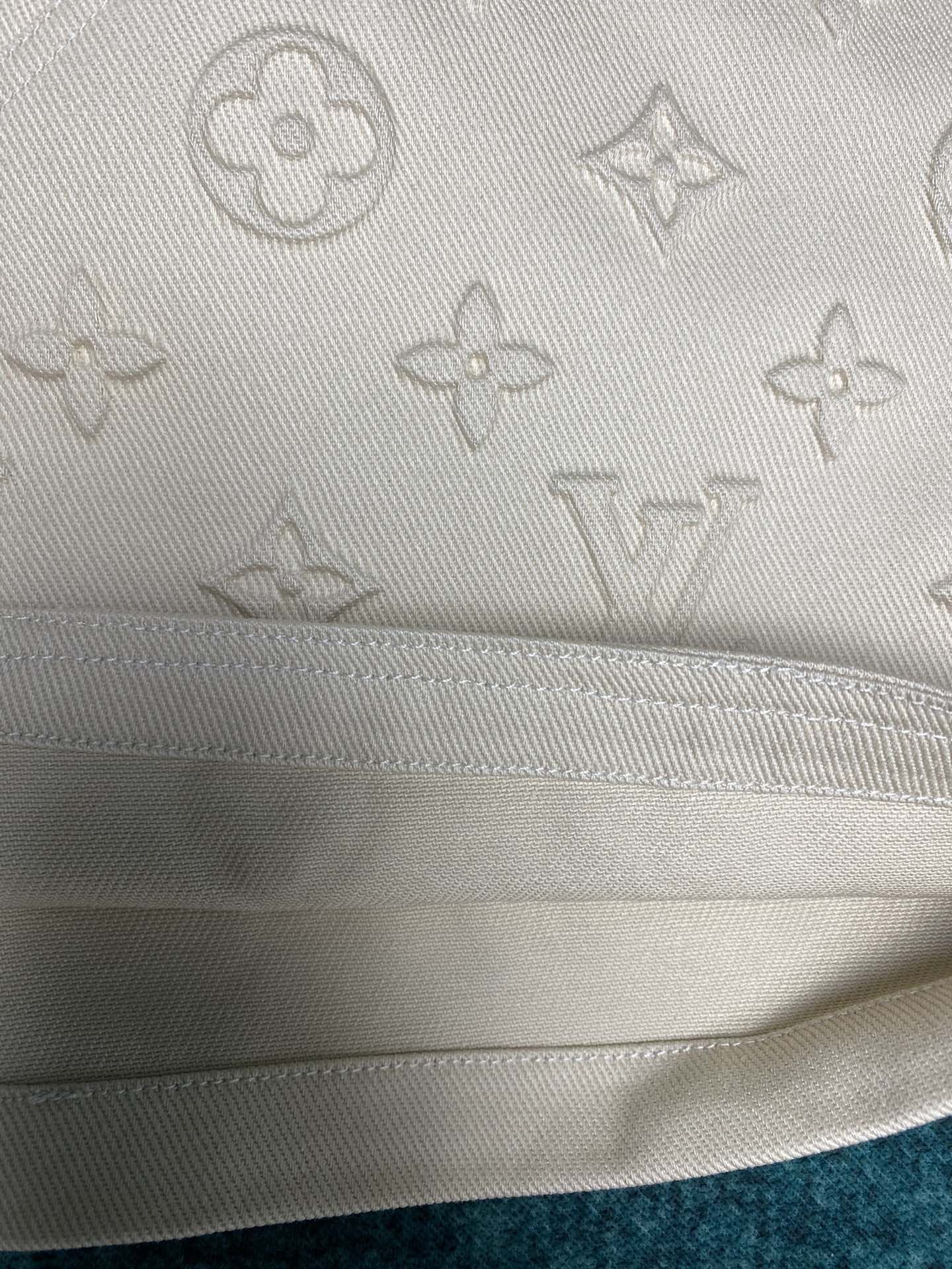 LV SHORTS - Image 5